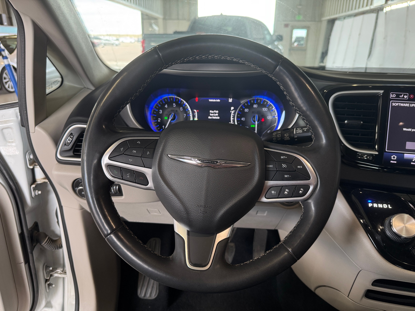 Thumbnail: 2022 Chrysler Pacifica - 4