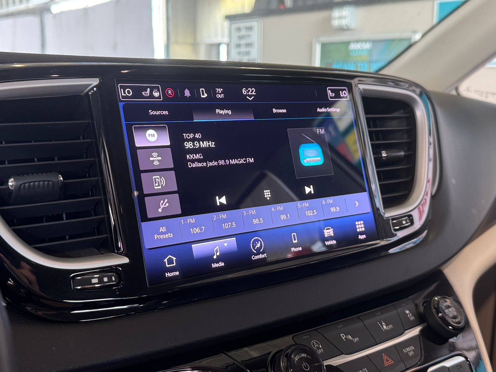 Thumbnail: 2022 Chrysler Pacifica - 3