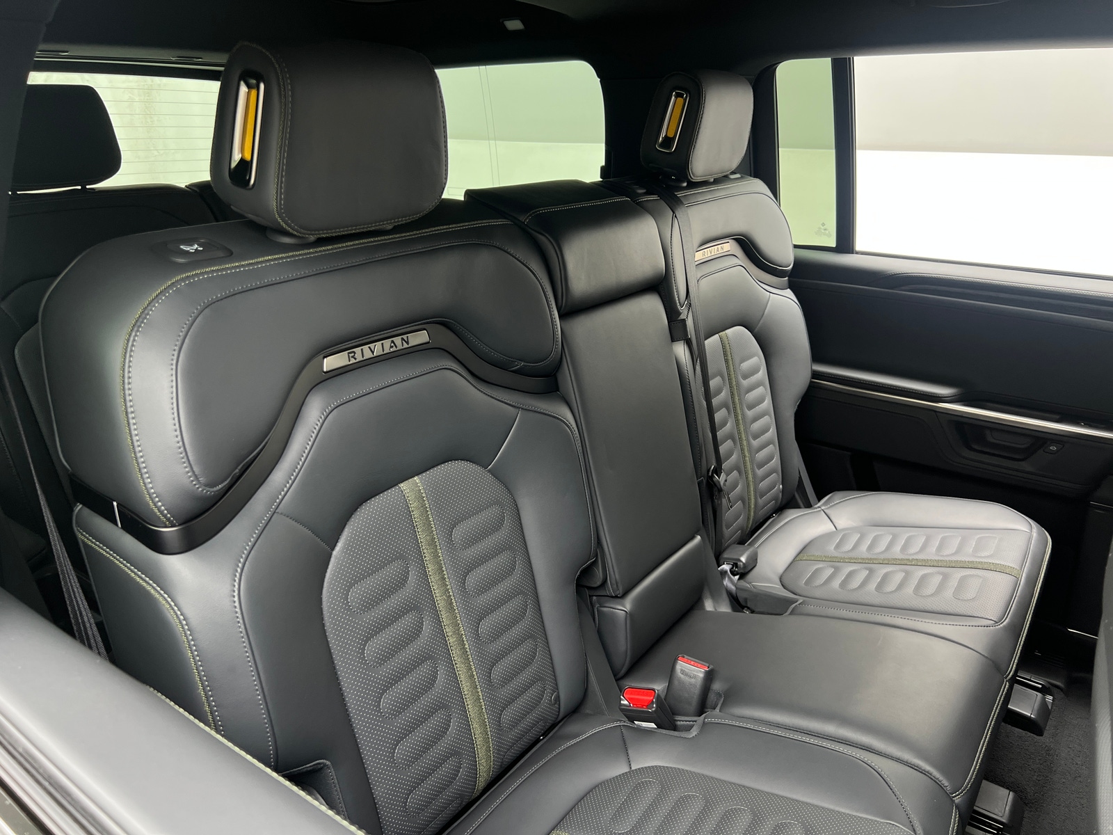 Thumbnail: 2026 Rivian R1S - 5
