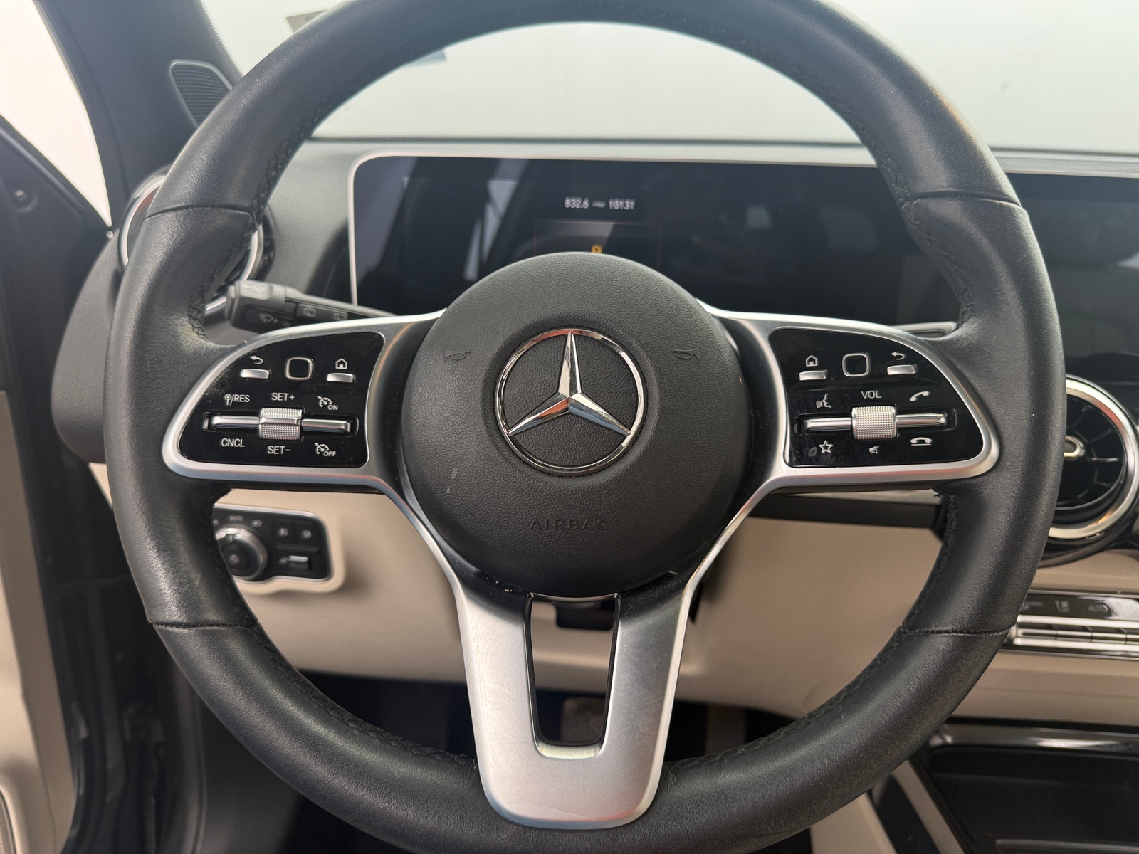 Thumbnail: 2021 Mercedes-Benz GLB - 4