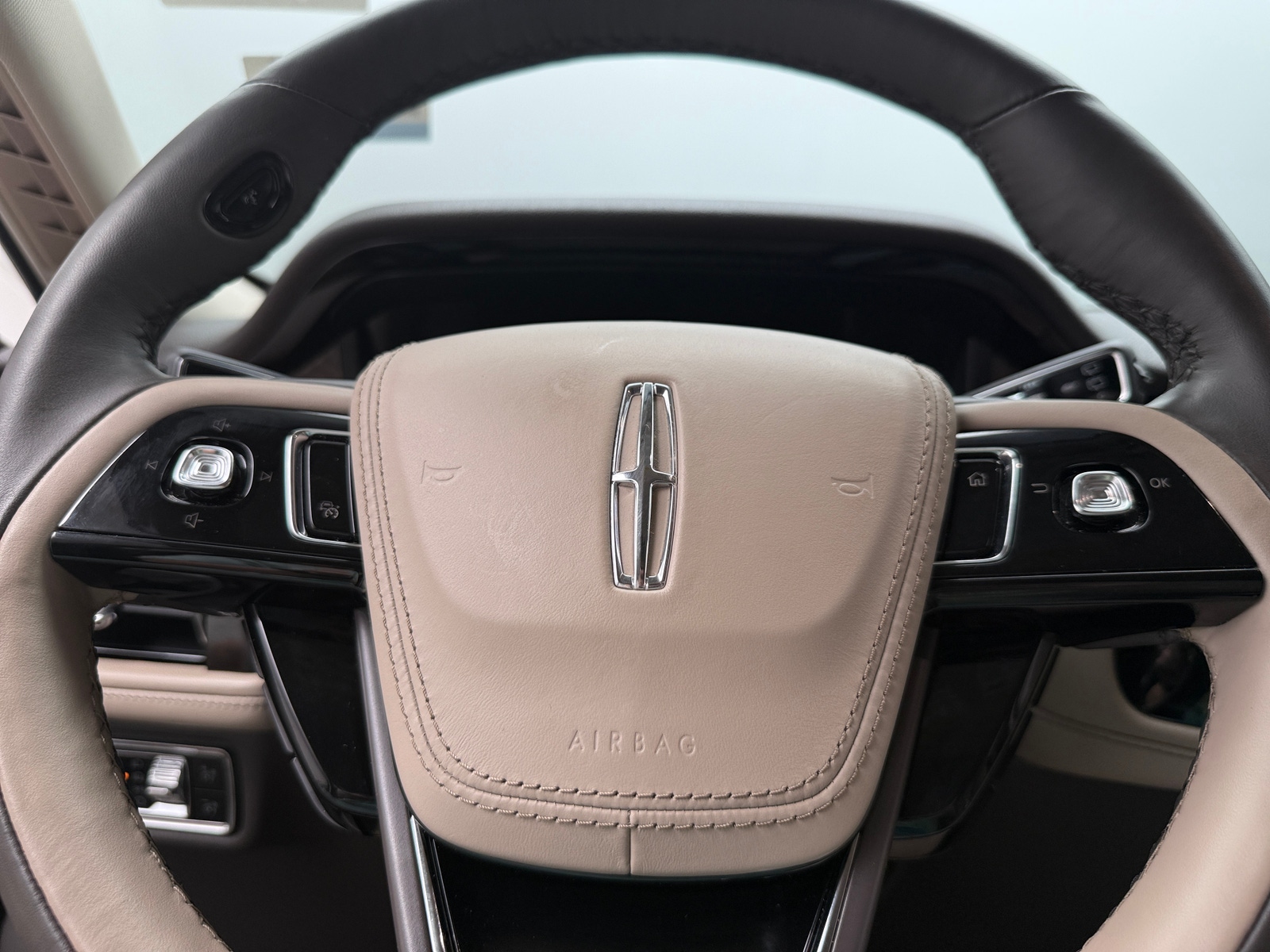 Thumbnail: 2023 Lincoln Aviator - 4