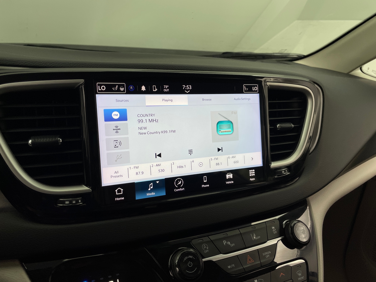 Thumbnail: 2023 Chrysler Pacifica - 3