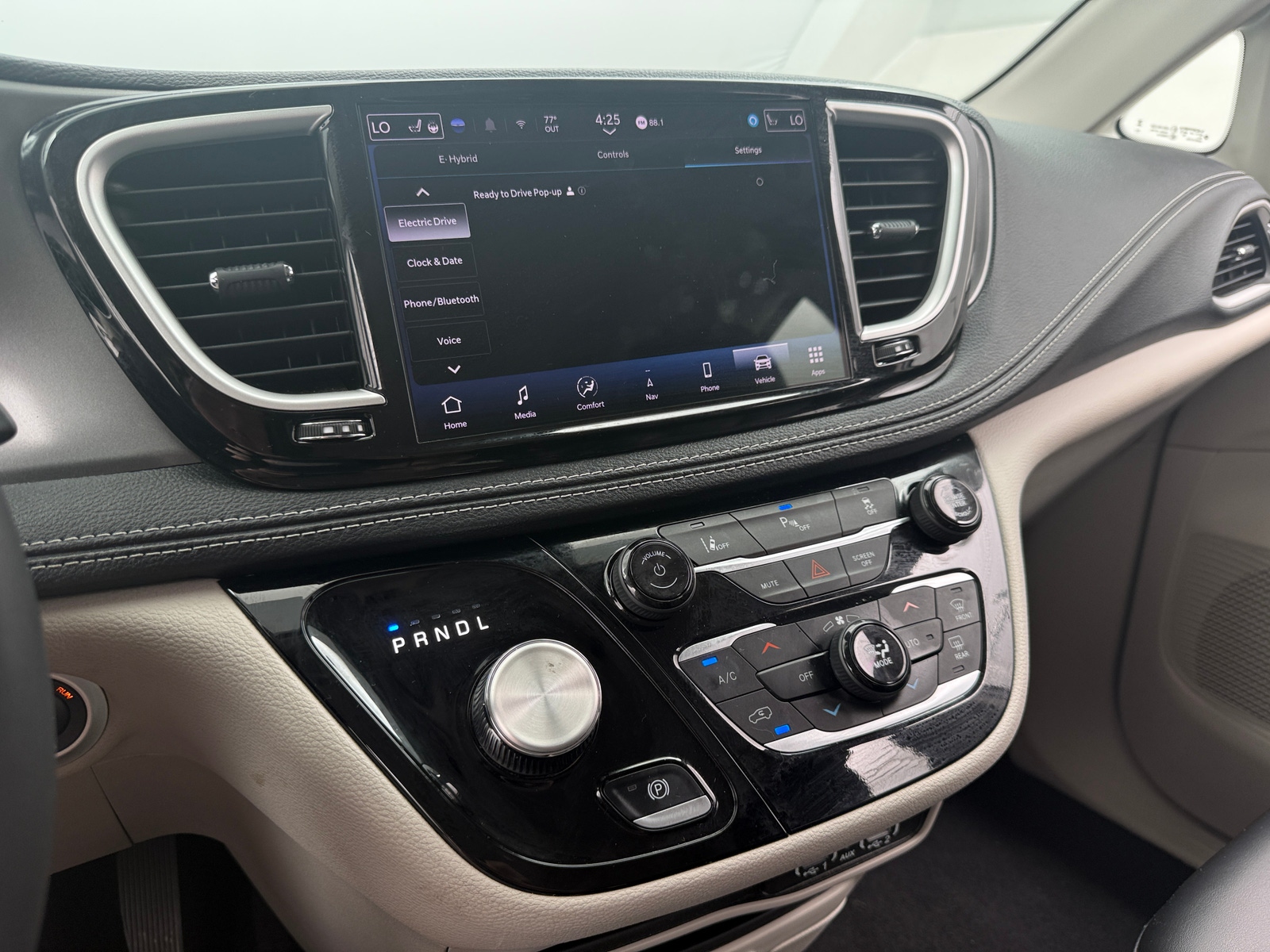 Thumbnail: 2024 Chrysler Pacifica - 3