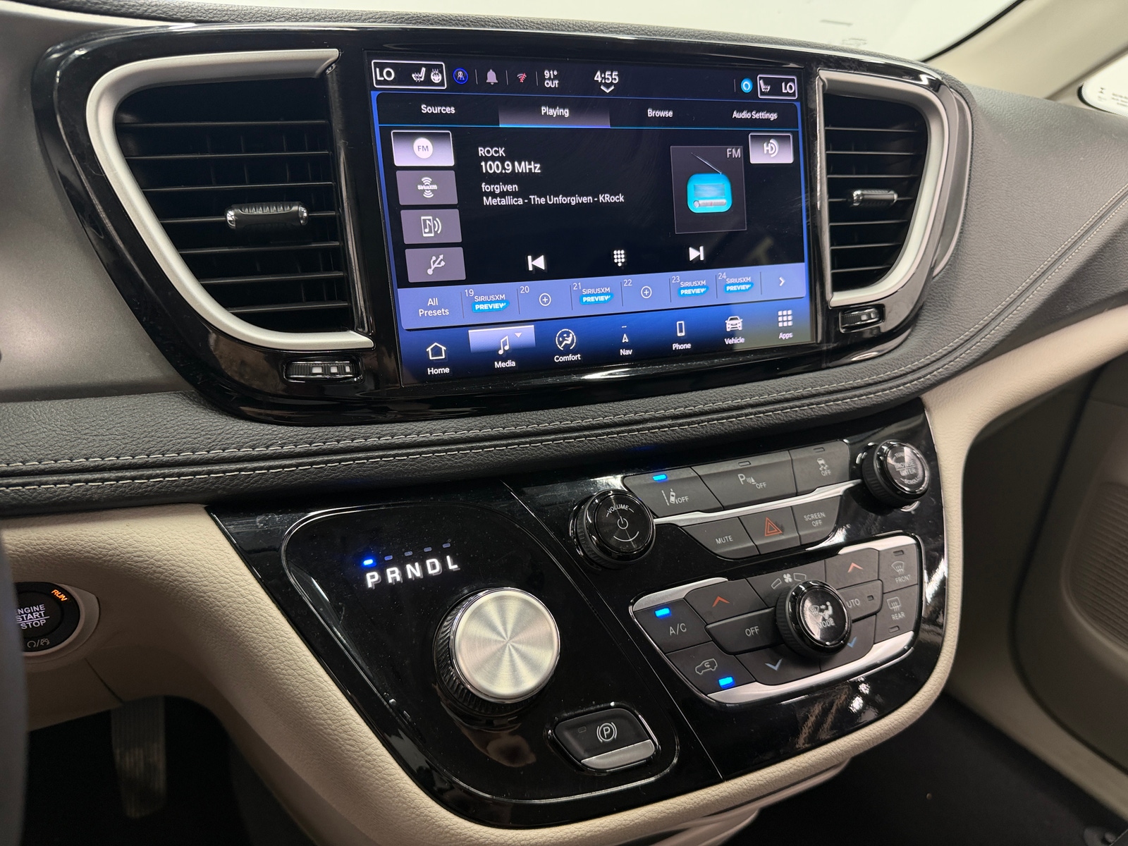 Thumbnail: 2024 Chrysler Pacifica - 3