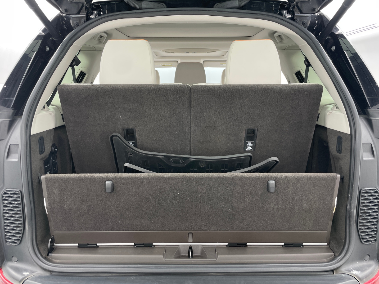Thumbnail: 2020 Land Rover Discovery - 6