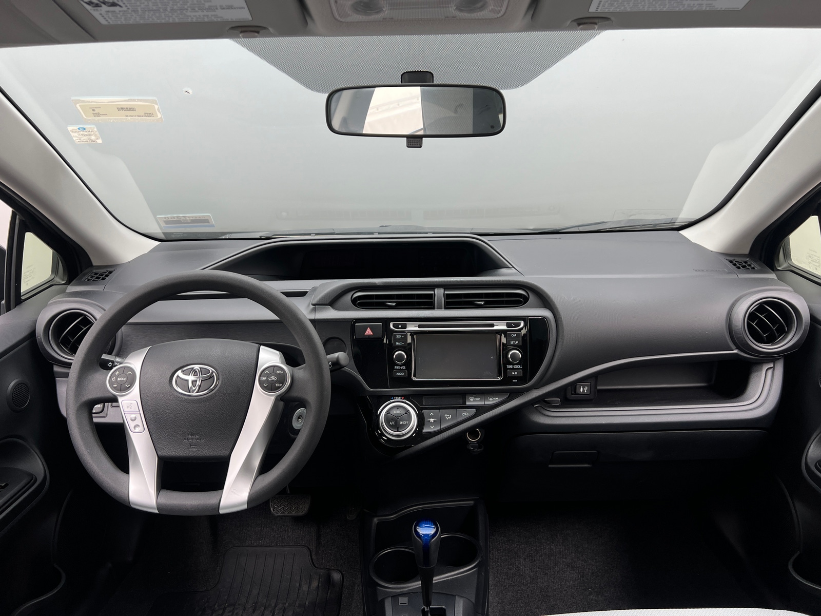 Thumbnail: 2015 Toyota Prius c - 3