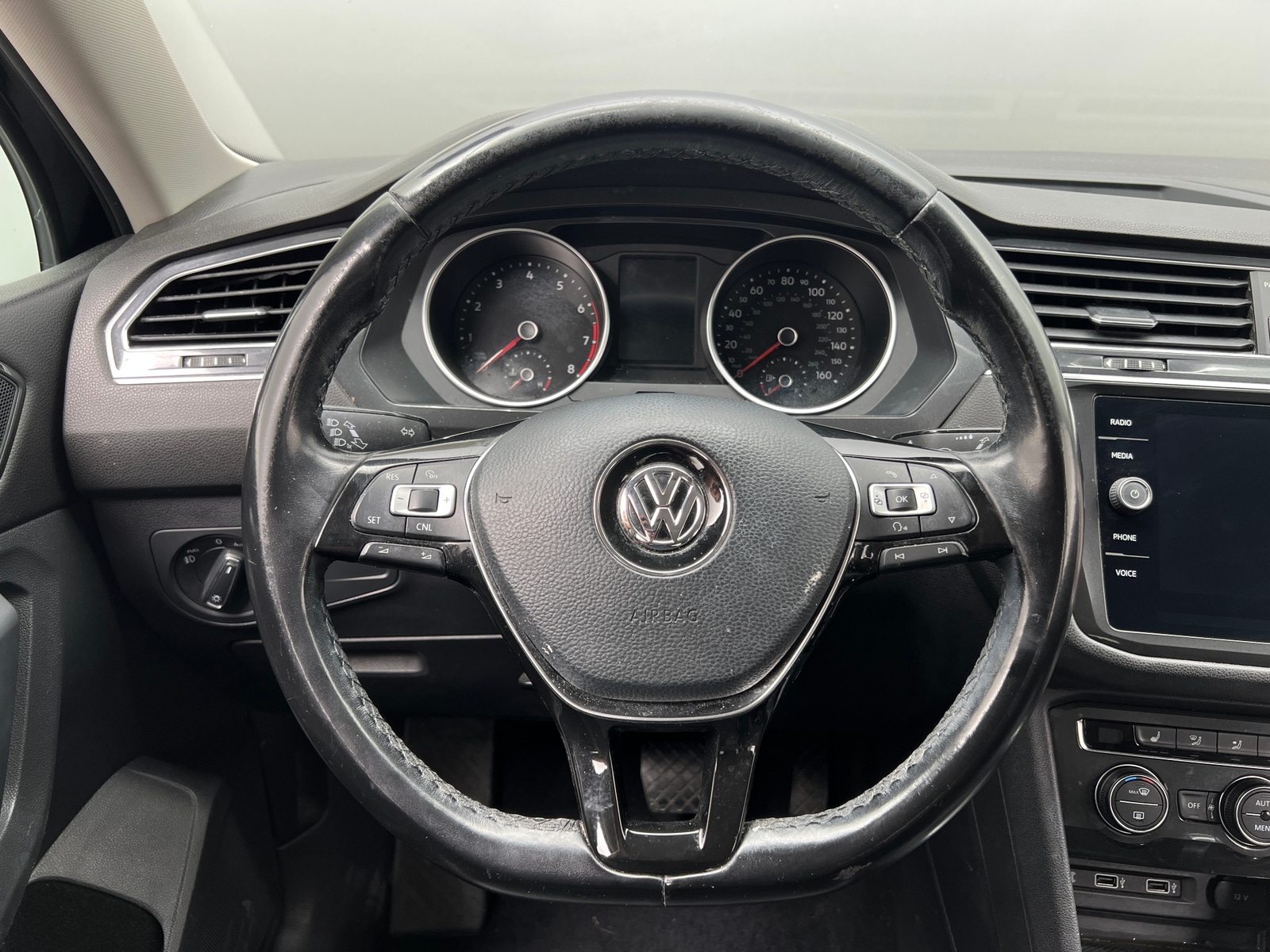 Thumbnail: 2018 Volkswagen Tiguan - 4