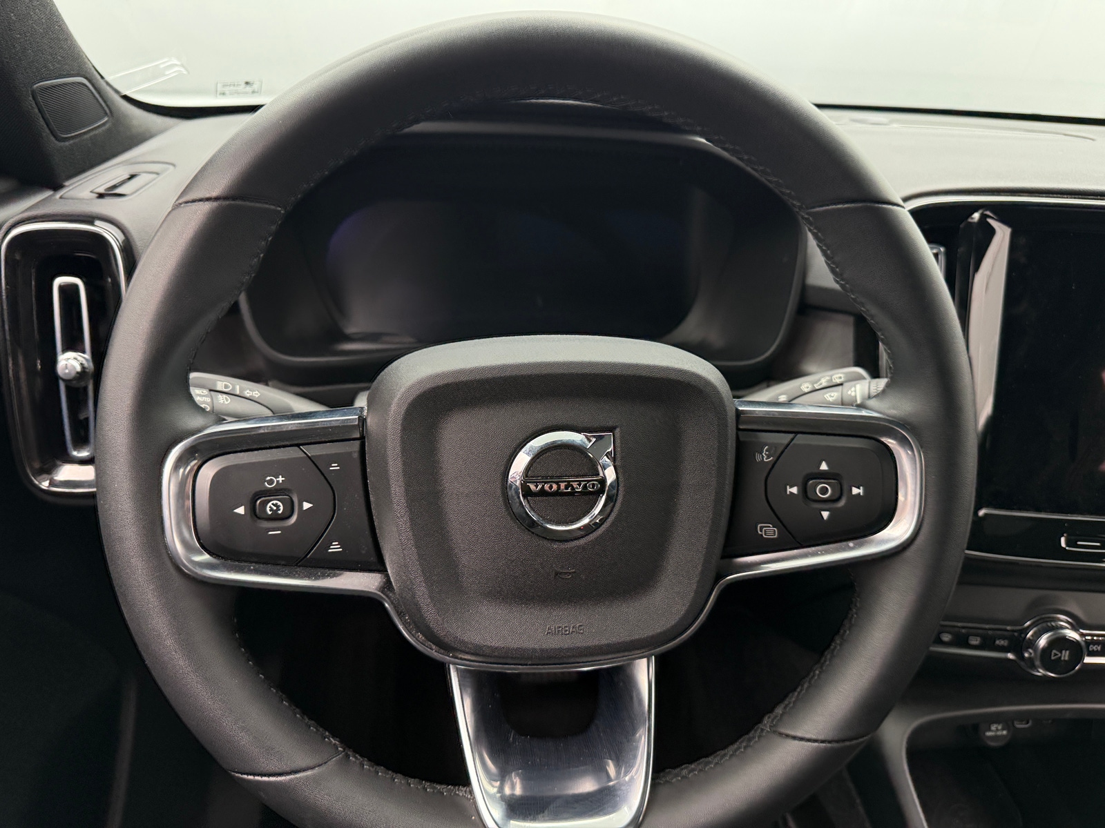 Thumbnail: 2023 Volvo XC40 - 5