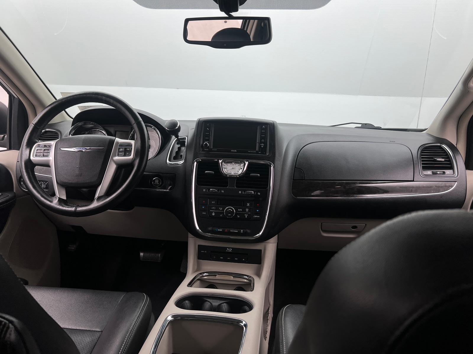 Thumbnail: 2015 Chrysler Town & Country - 2