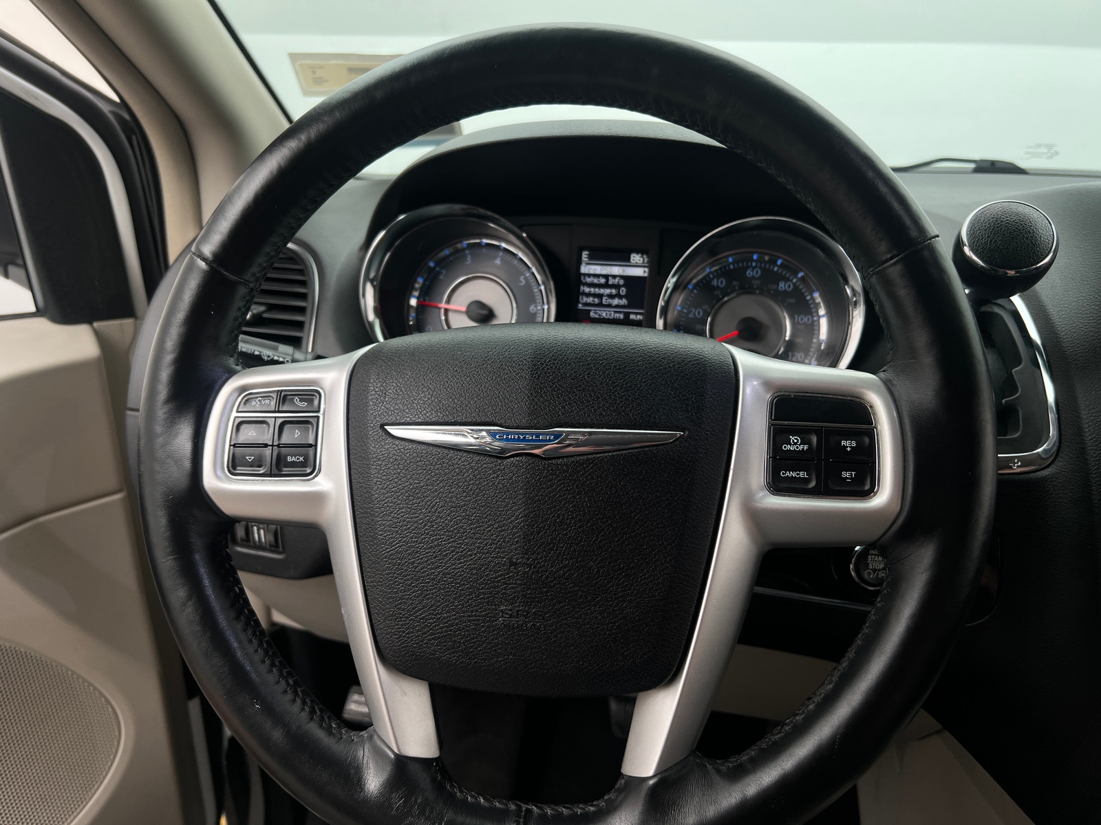 Thumbnail: 2015 Chrysler Town & Country - 4