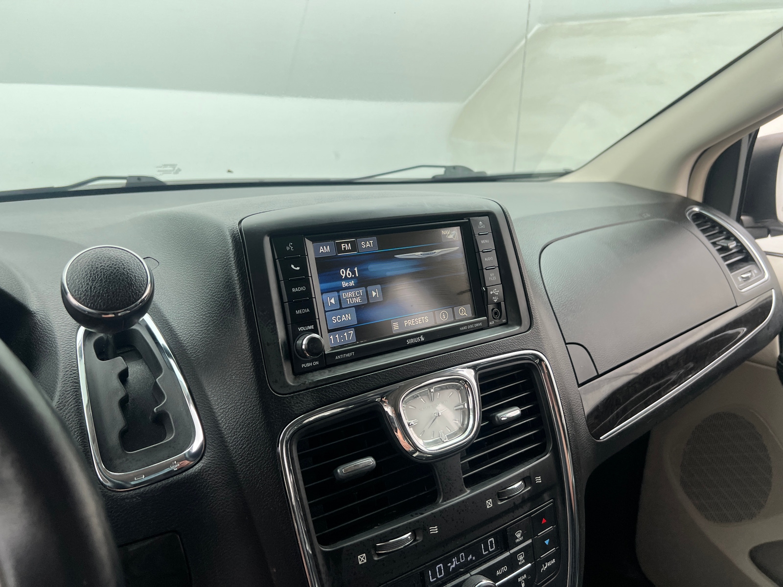 Thumbnail: 2015 Chrysler Town & Country - 3