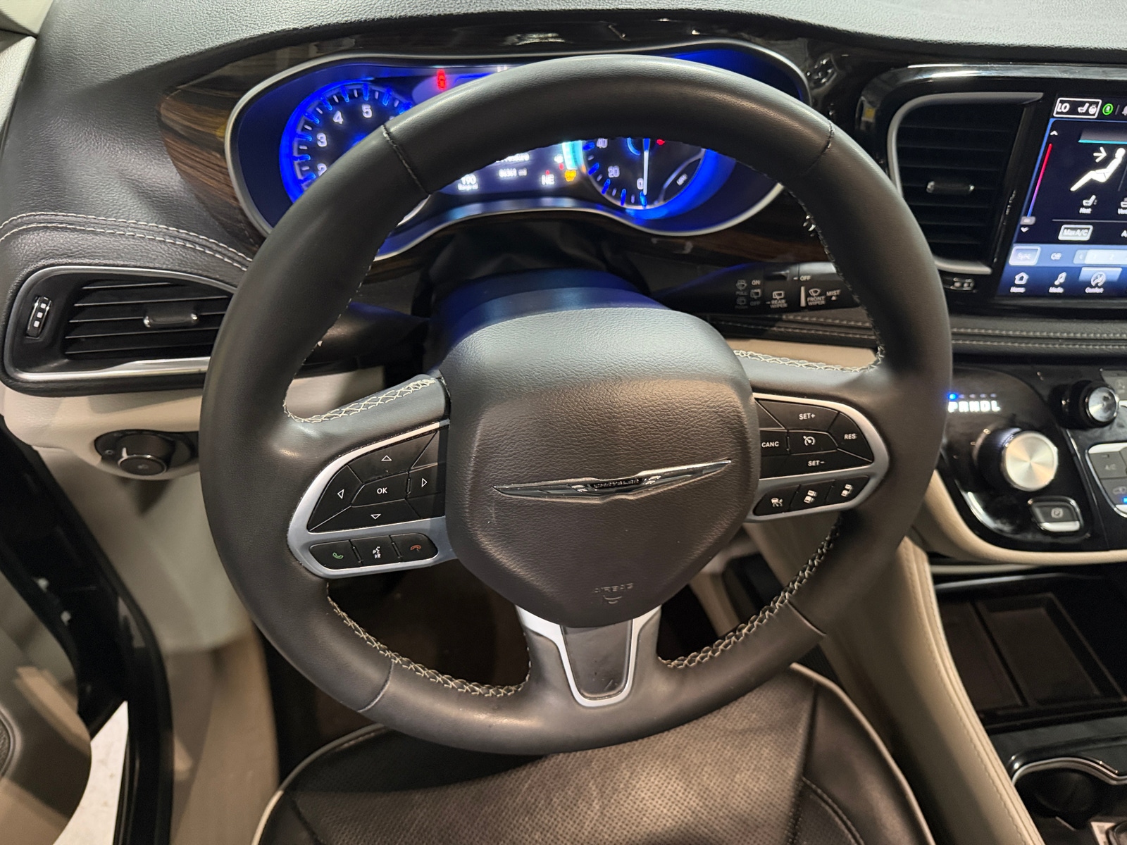 Thumbnail: 2023 Chrysler Pacifica - 4