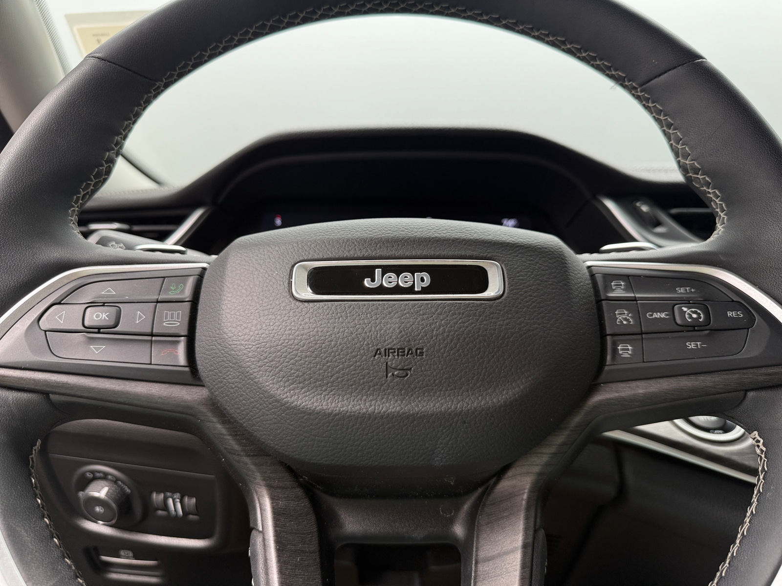 Thumbnail: 2023 Jeep Grand Cherokee L - 4