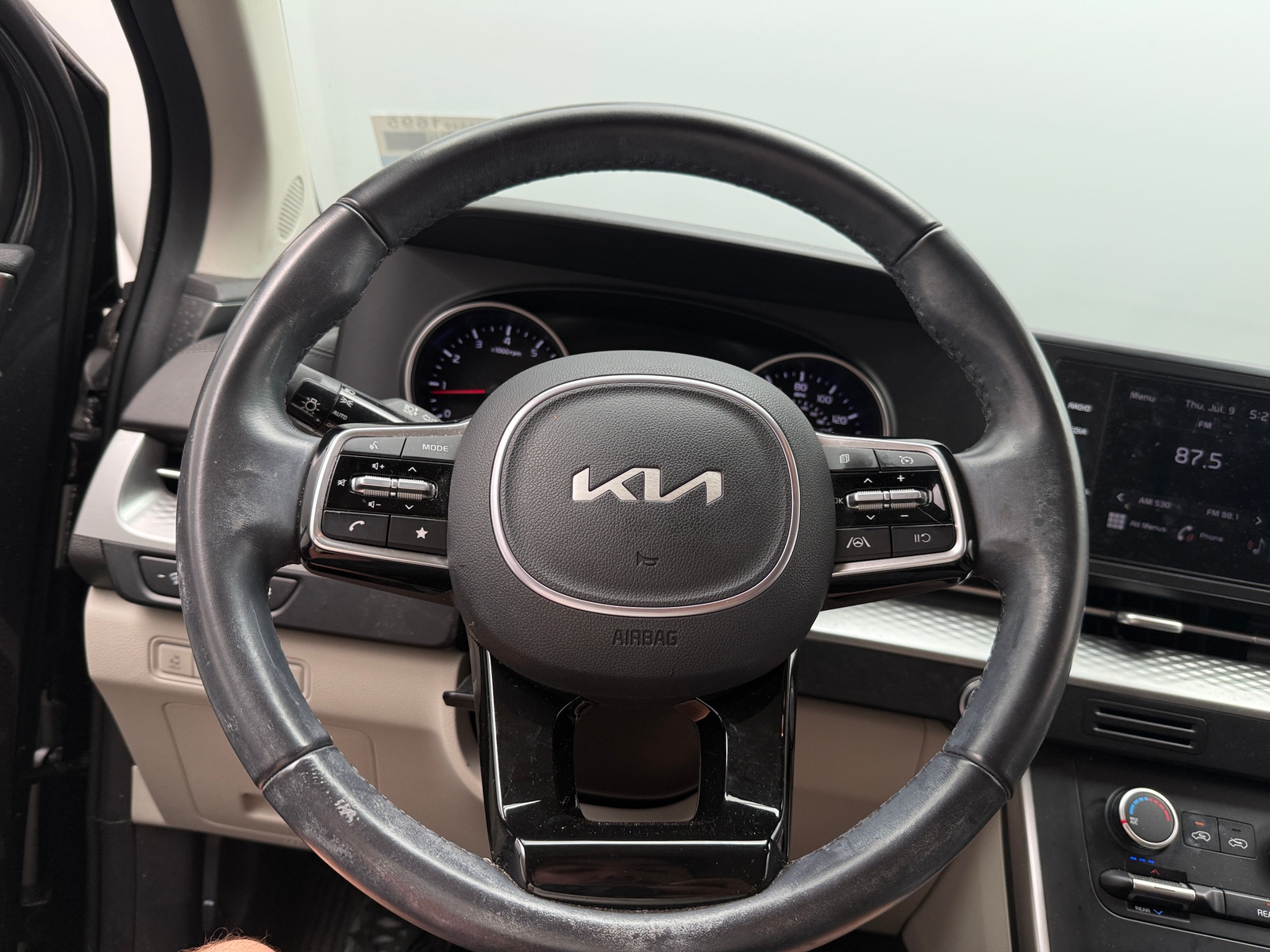 Thumbnail: 2023 Kia Carnival - 4