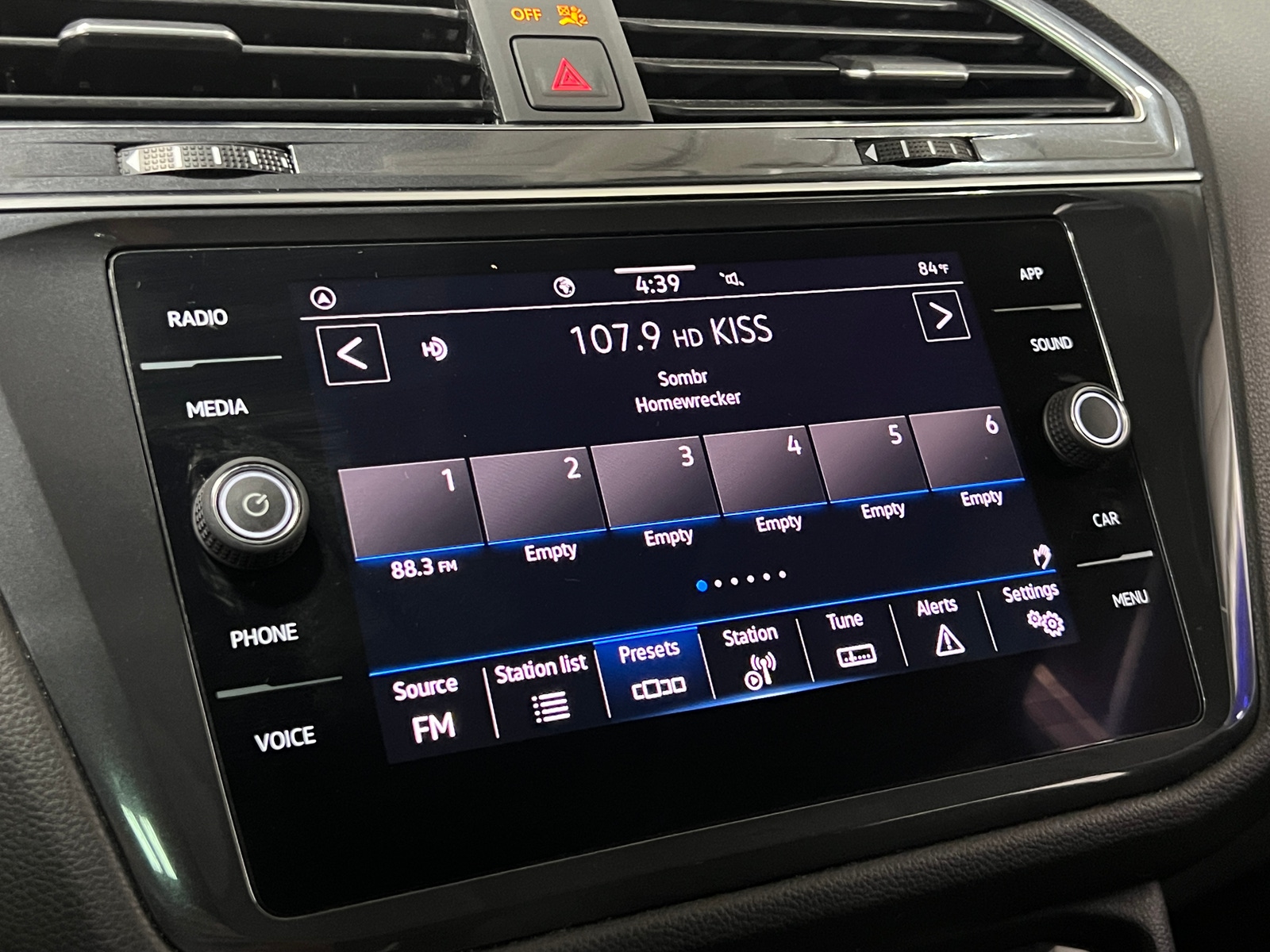 Thumbnail: 2022 Volkswagen Tiguan - 3