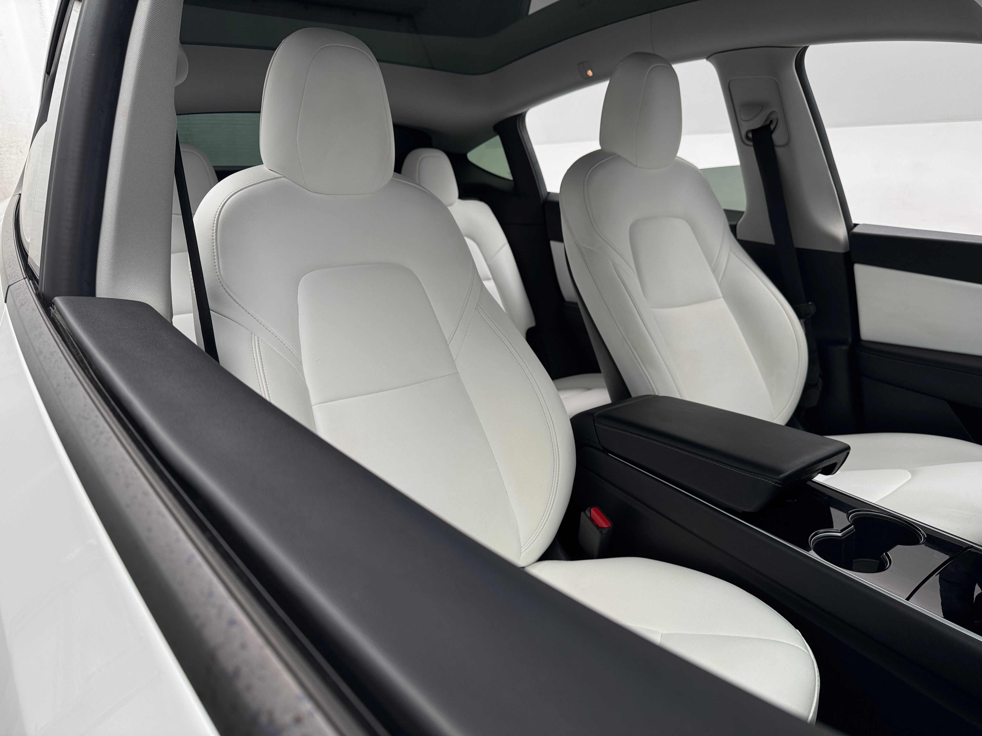 Used 2021 Tesla Model Y Long Range with VIN 5YJYGDEE9MF072252 for sale in Oak Creek, WI