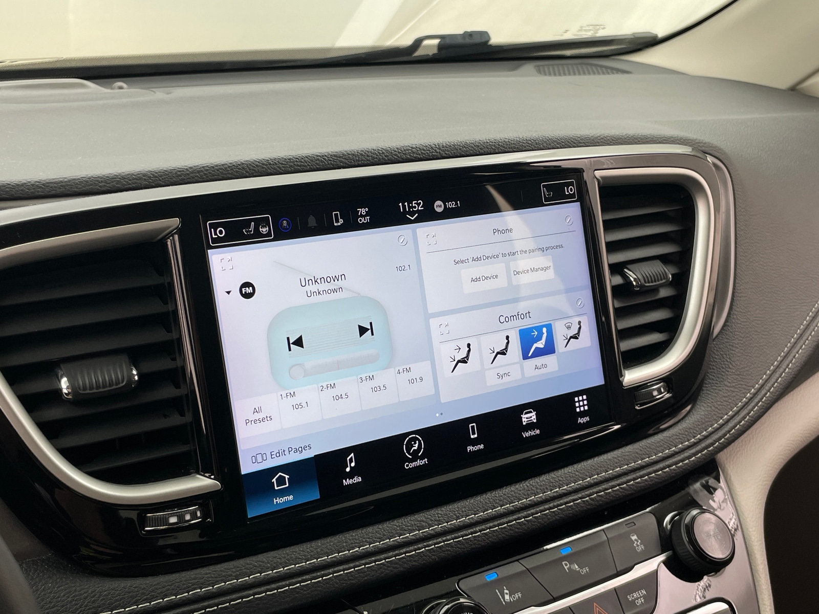 Thumbnail: 2023 Chrysler Pacifica - 3