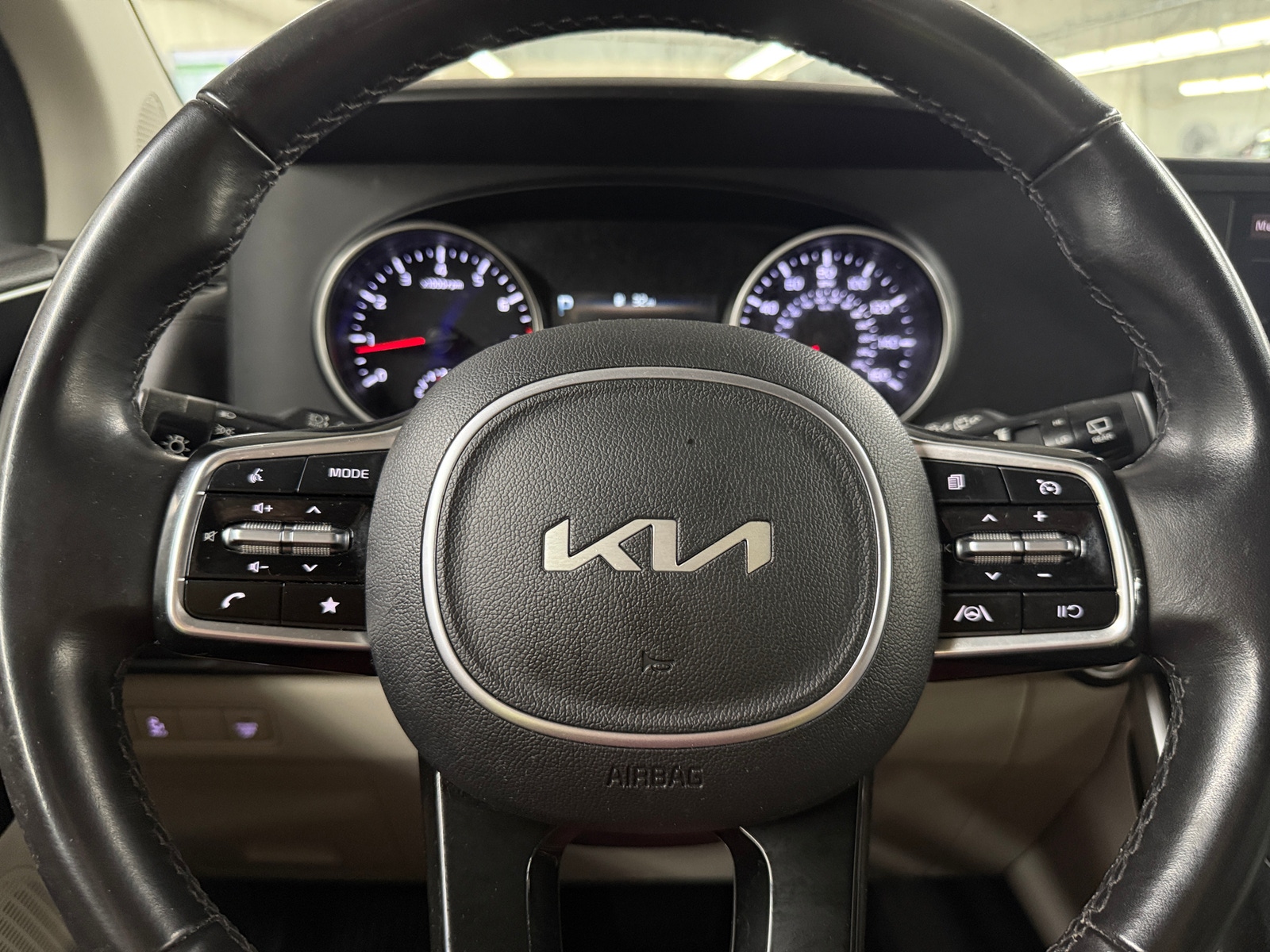 Thumbnail: 2023 Kia Carnival - 4