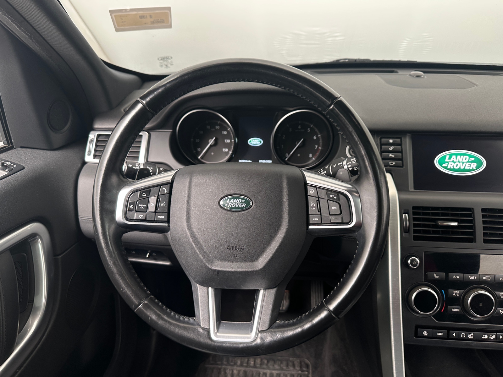 Thumbnail: 2018 Land Rover Discovery Sport - 4