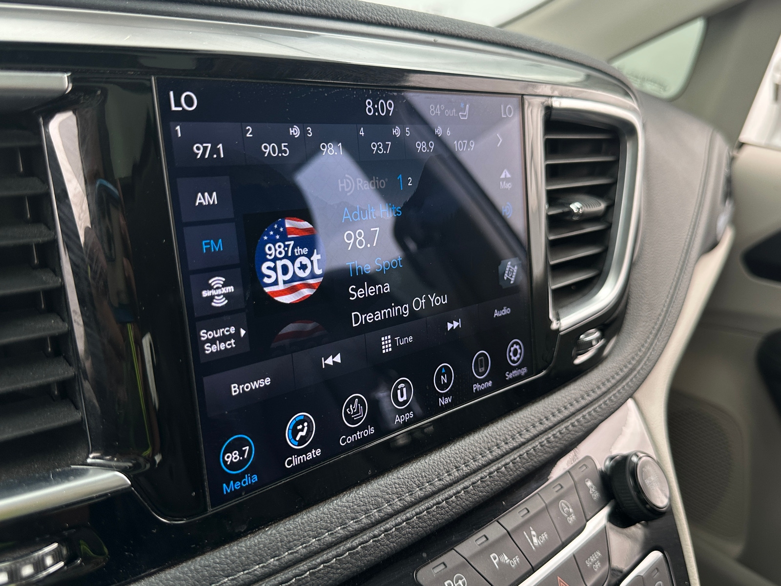 Thumbnail: 2020 Chrysler Pacifica - 3