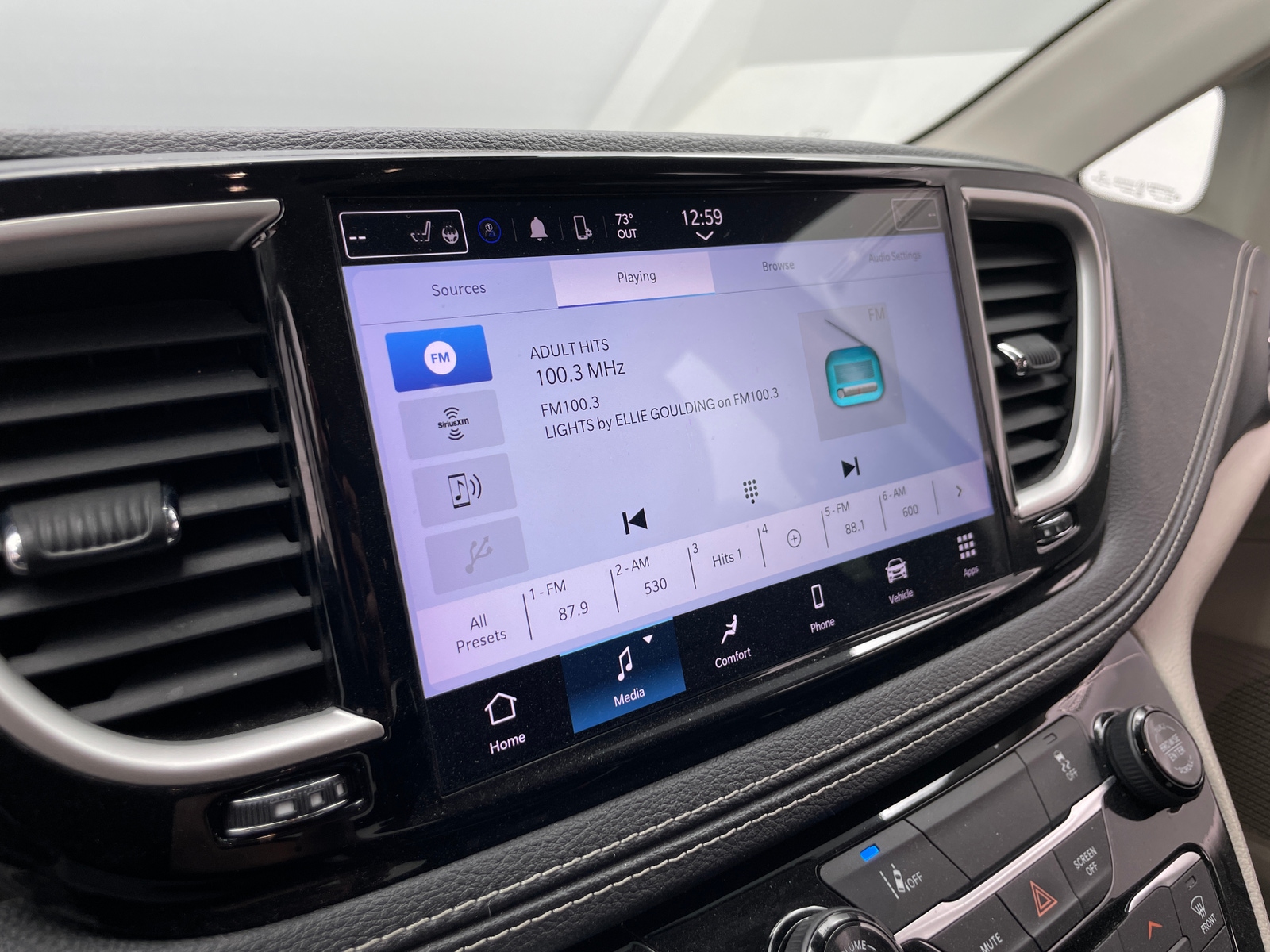 Thumbnail: 2022 Chrysler Pacifica - 3