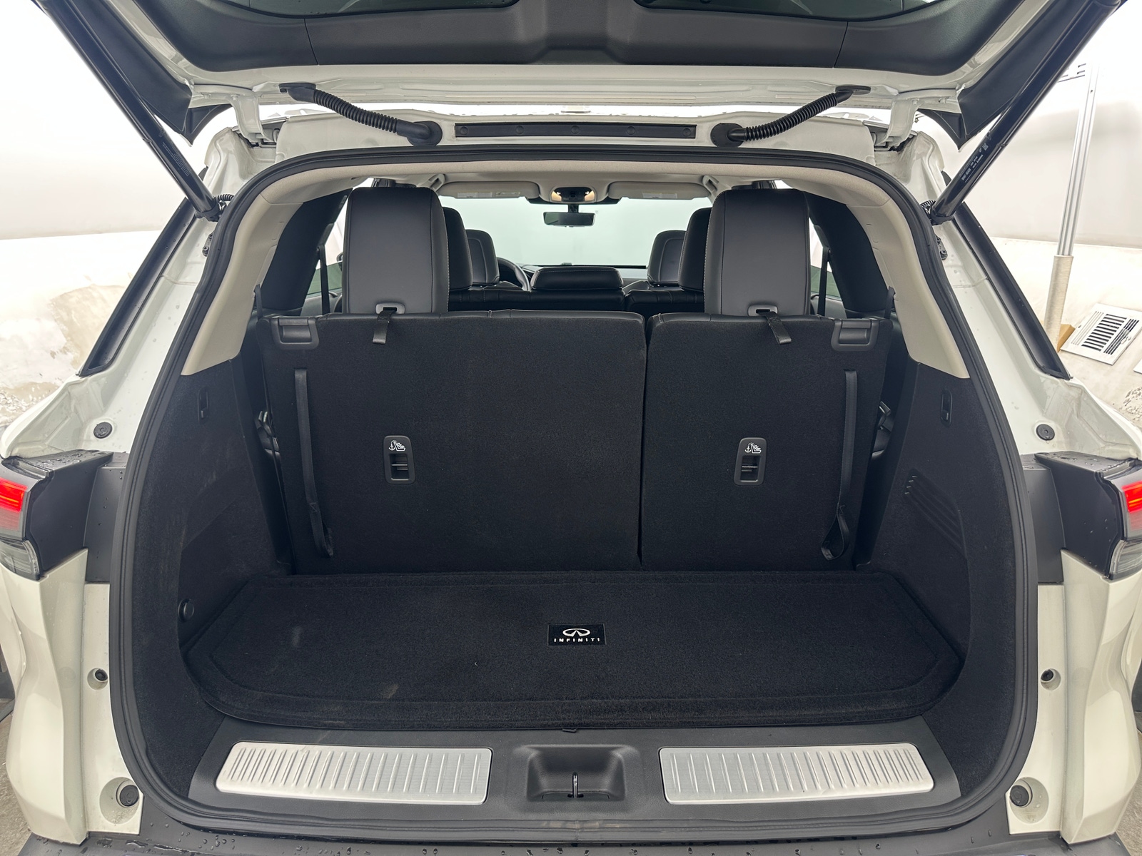 Thumbnail: 2023 INFINITI QX60 - 6