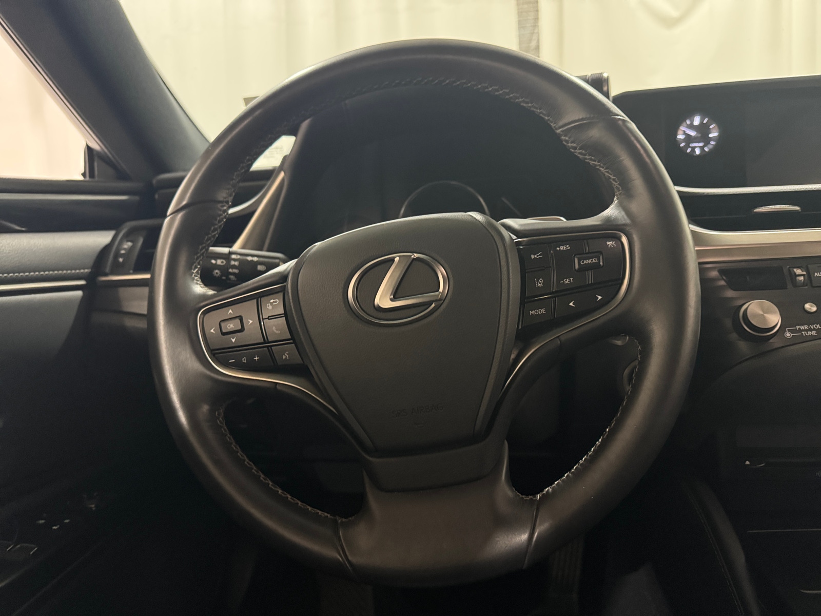 Thumbnail: 2021 Lexus ES - 4