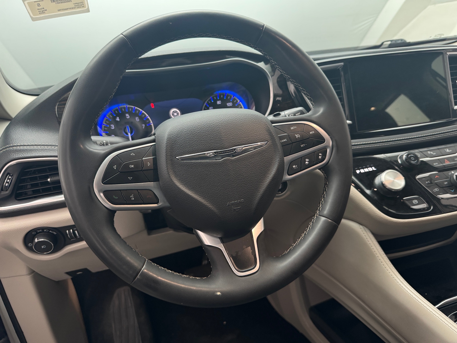 Thumbnail: 2023 Chrysler Pacifica - 4