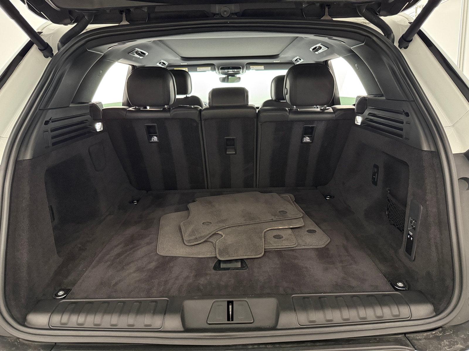 Thumbnail: 2025 Land Rover Range Rover Sport - 6