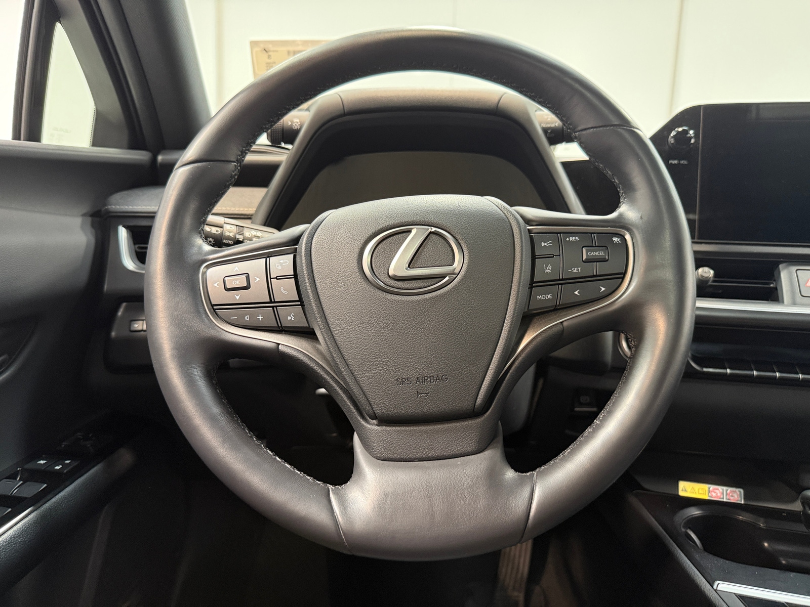 Thumbnail: 2023 Lexus UX - 4