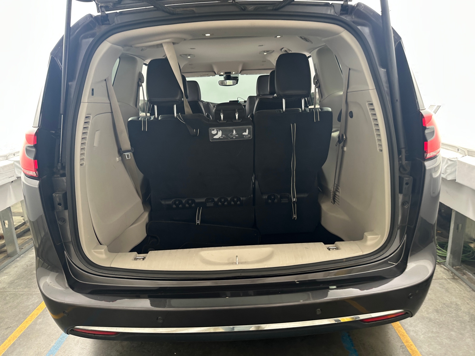 Thumbnail: 2021 Chrysler Pacifica - 6