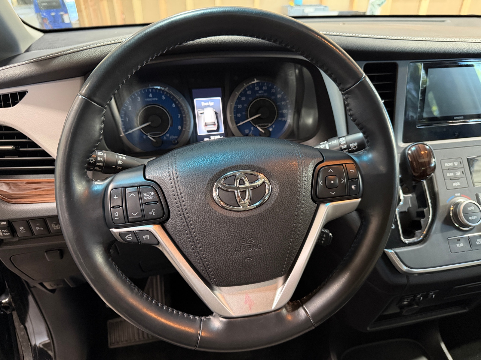 Thumbnail: 2017 Toyota Sienna - 4
