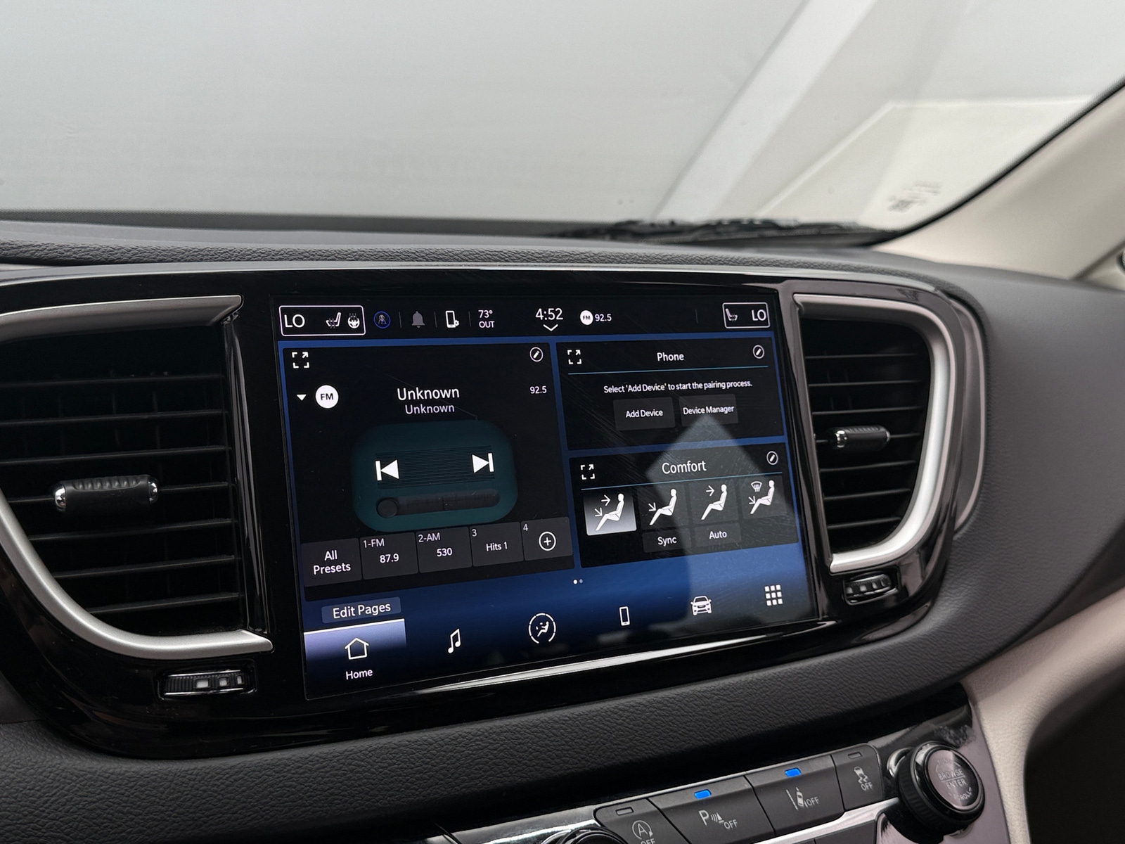 Thumbnail: 2023 Chrysler Pacifica - 3