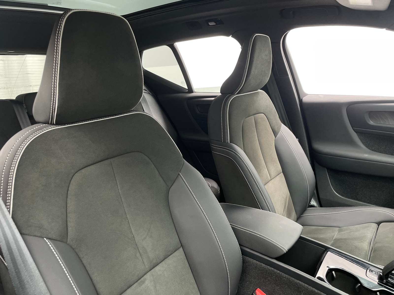 Thumbnail: 2023 Volvo XC40 - 2