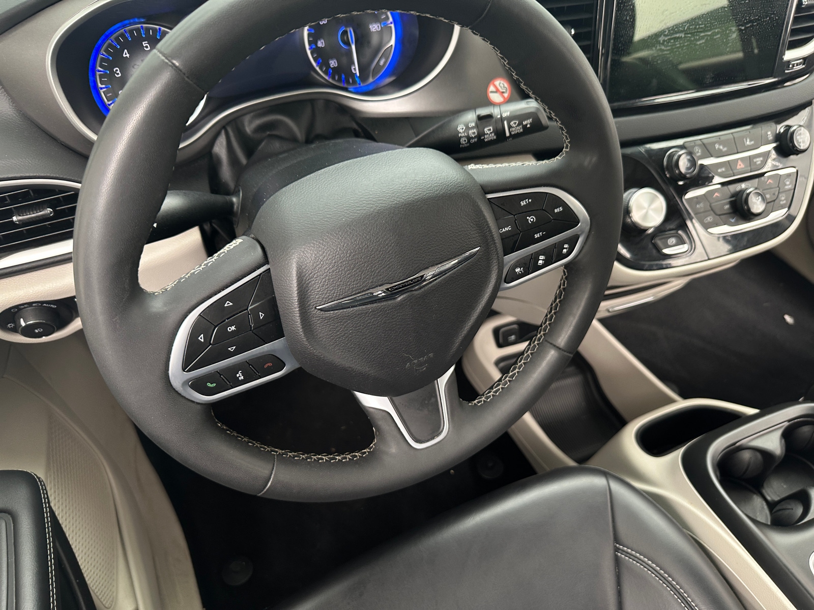 Thumbnail: 2023 Chrysler Pacifica - 4