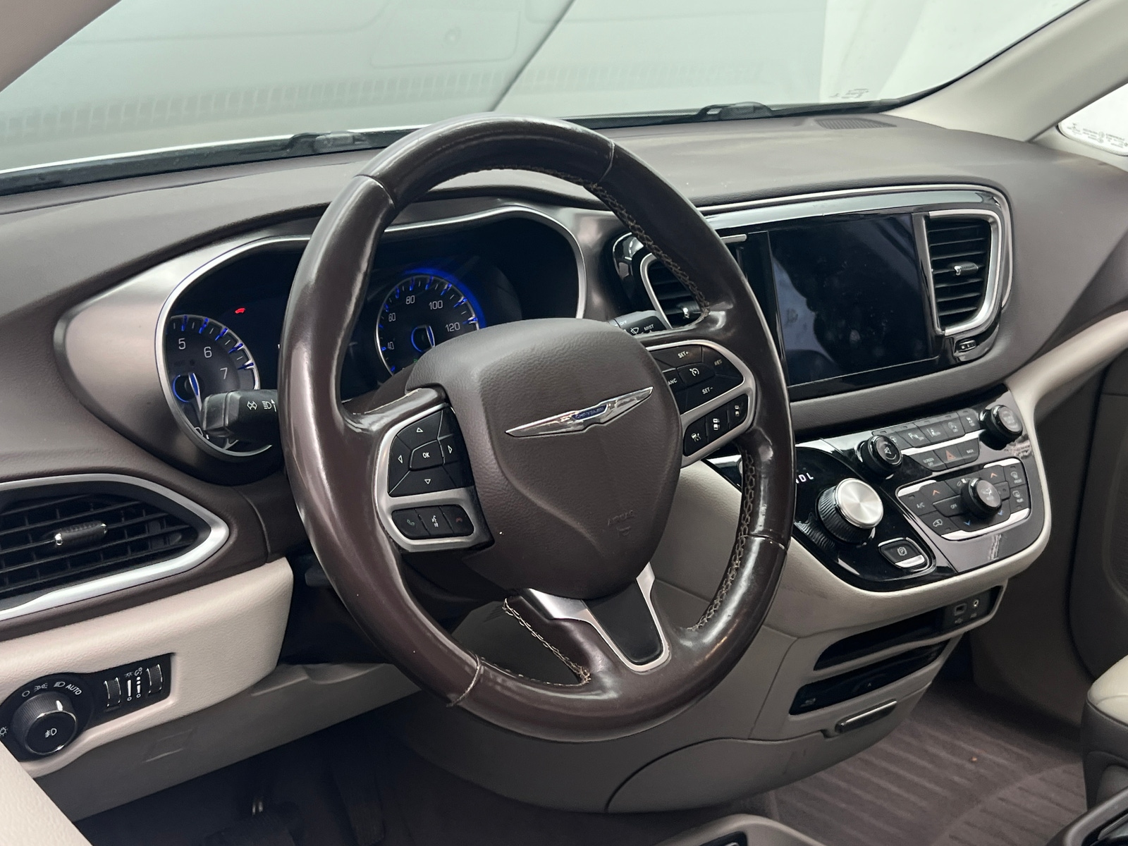 Thumbnail: 2017 Chrysler Pacifica - 4
