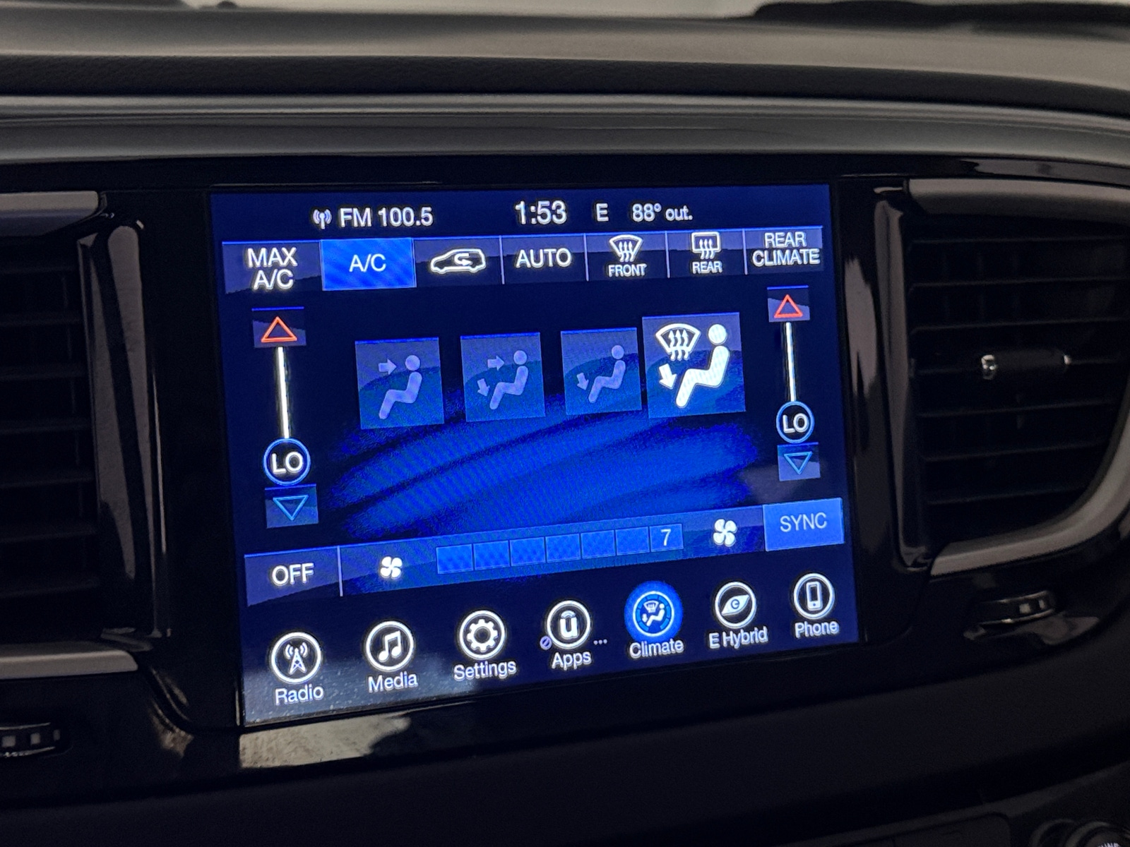 Thumbnail: 2017 Chrysler Pacifica - 4