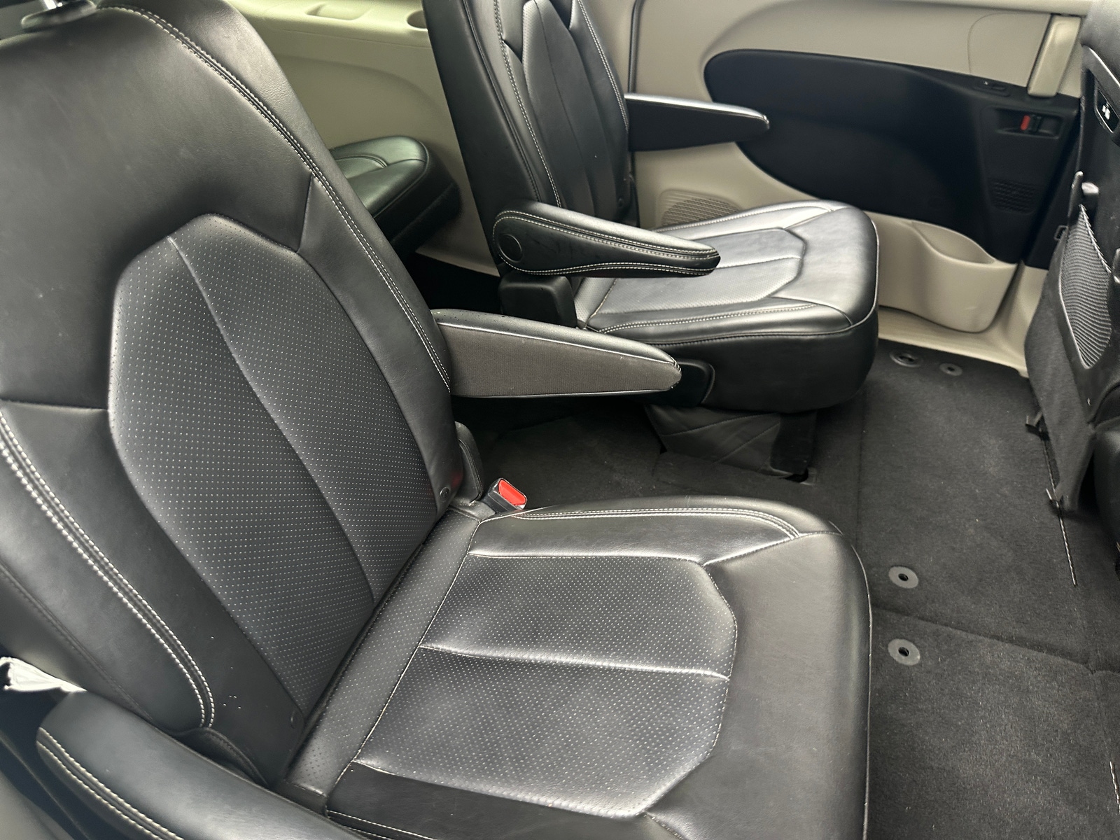 Thumbnail: 2023 Chrysler Pacifica - 5