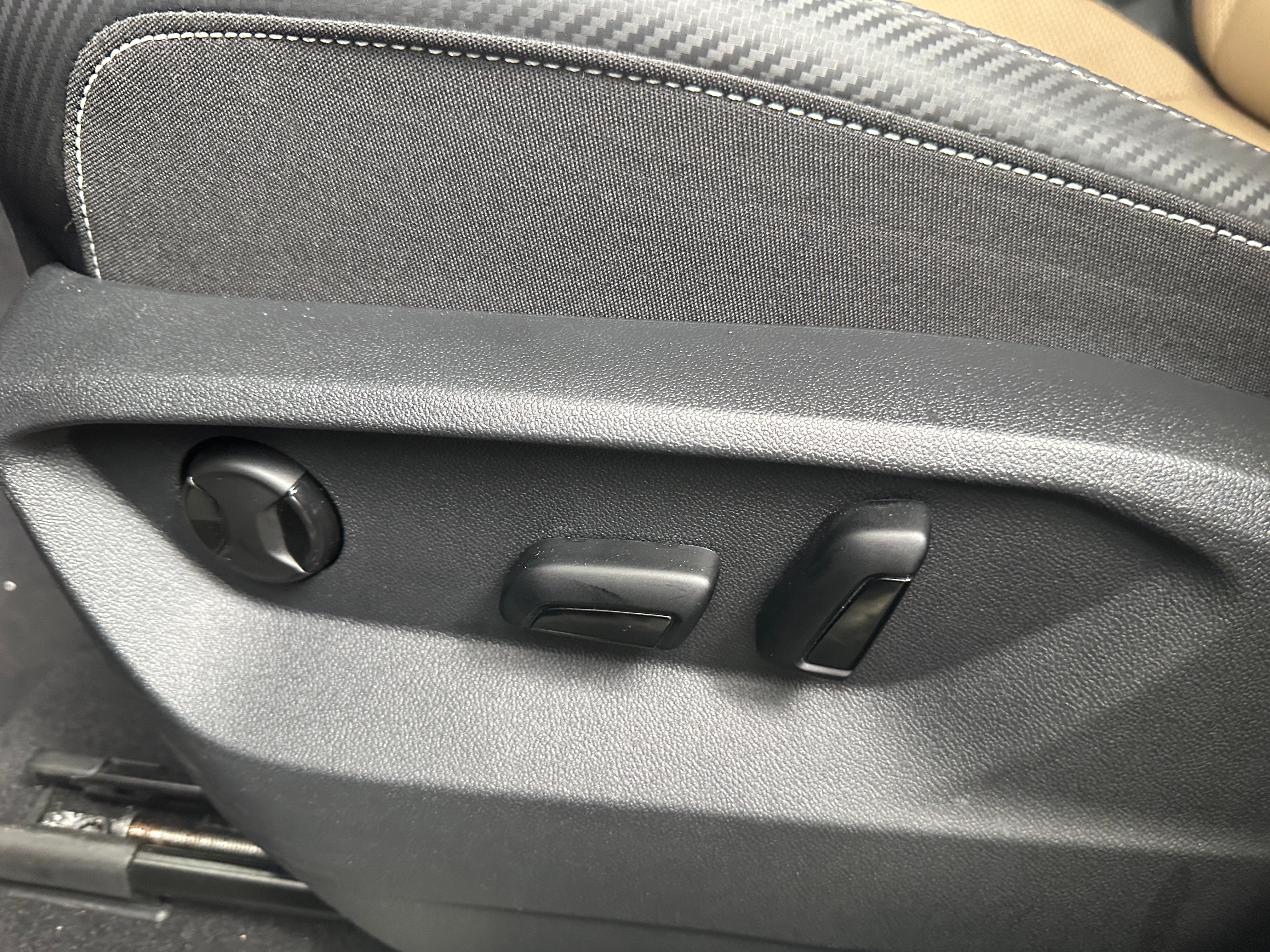 2026 Volkswagen Atlas Cross Sport SE w/Tech - Photo 3