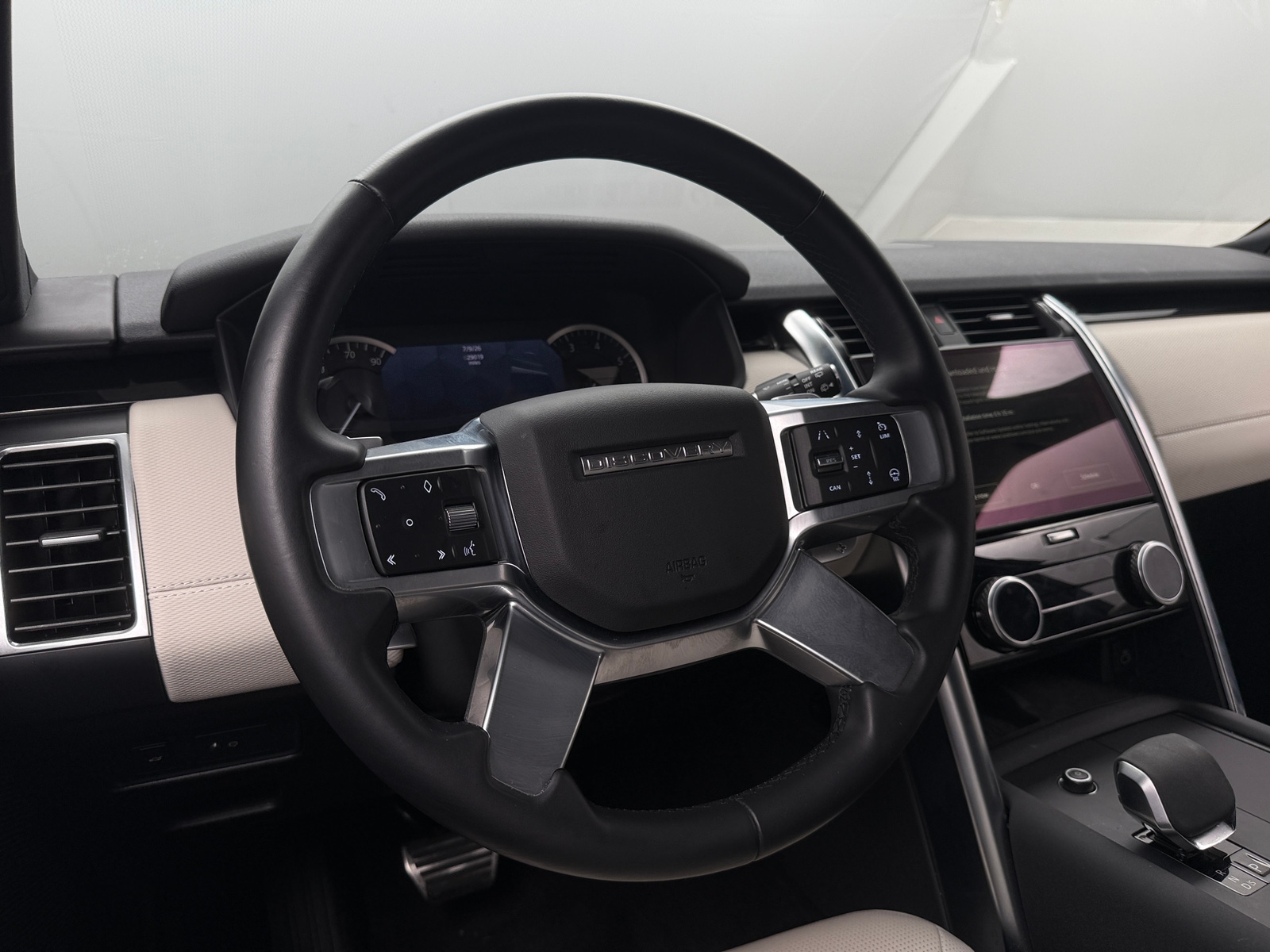 Thumbnail: 2023 Land Rover Discovery - 4