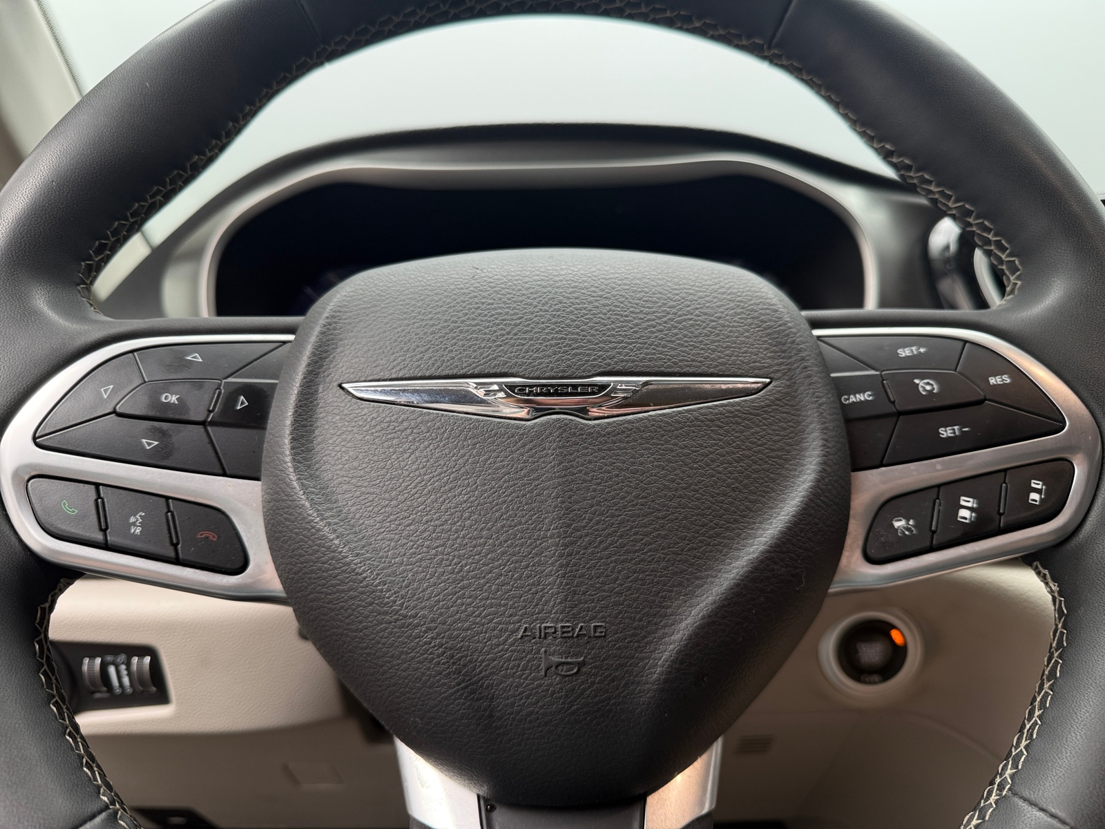 Thumbnail: 2022 Chrysler Pacifica - 4