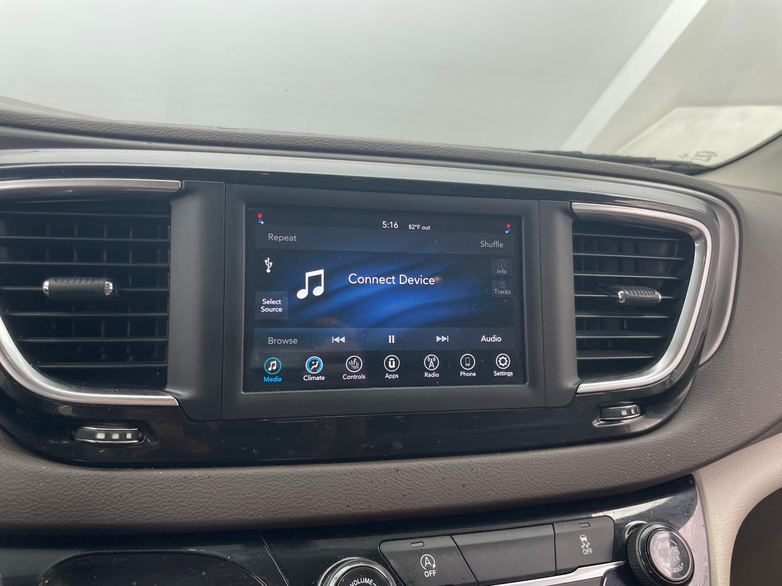 Thumbnail: 2020 Chrysler Voyager - 4