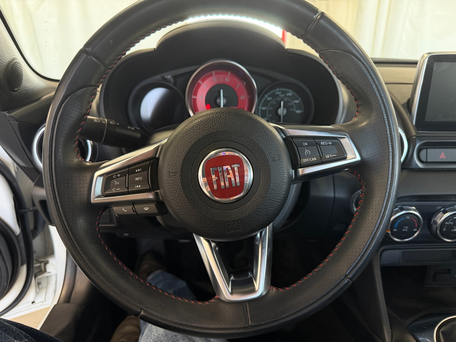 Thumbnail: 2017 Fiat 124 Spider - 4