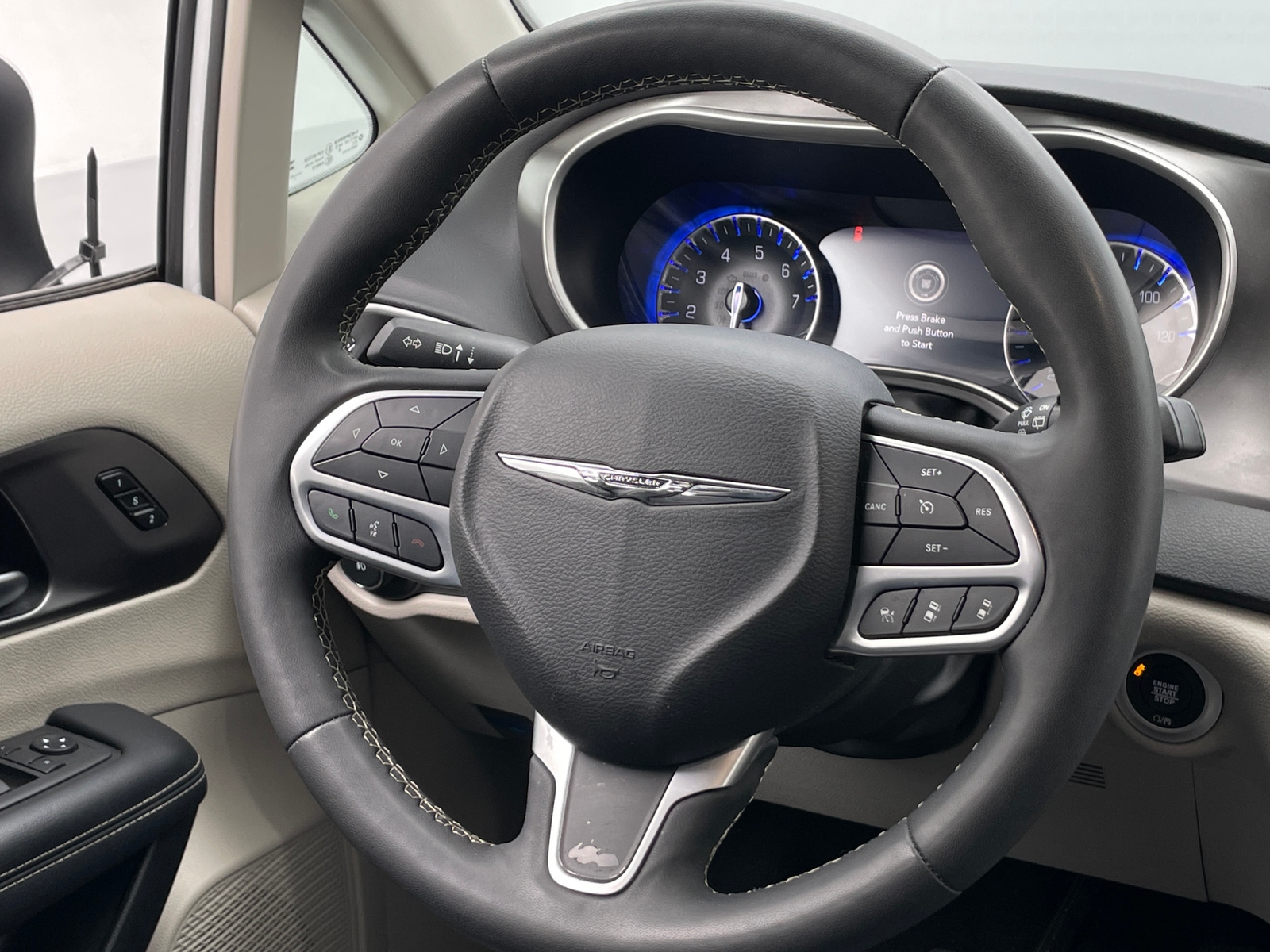 Thumbnail: 2023 Chrysler Pacifica - 4