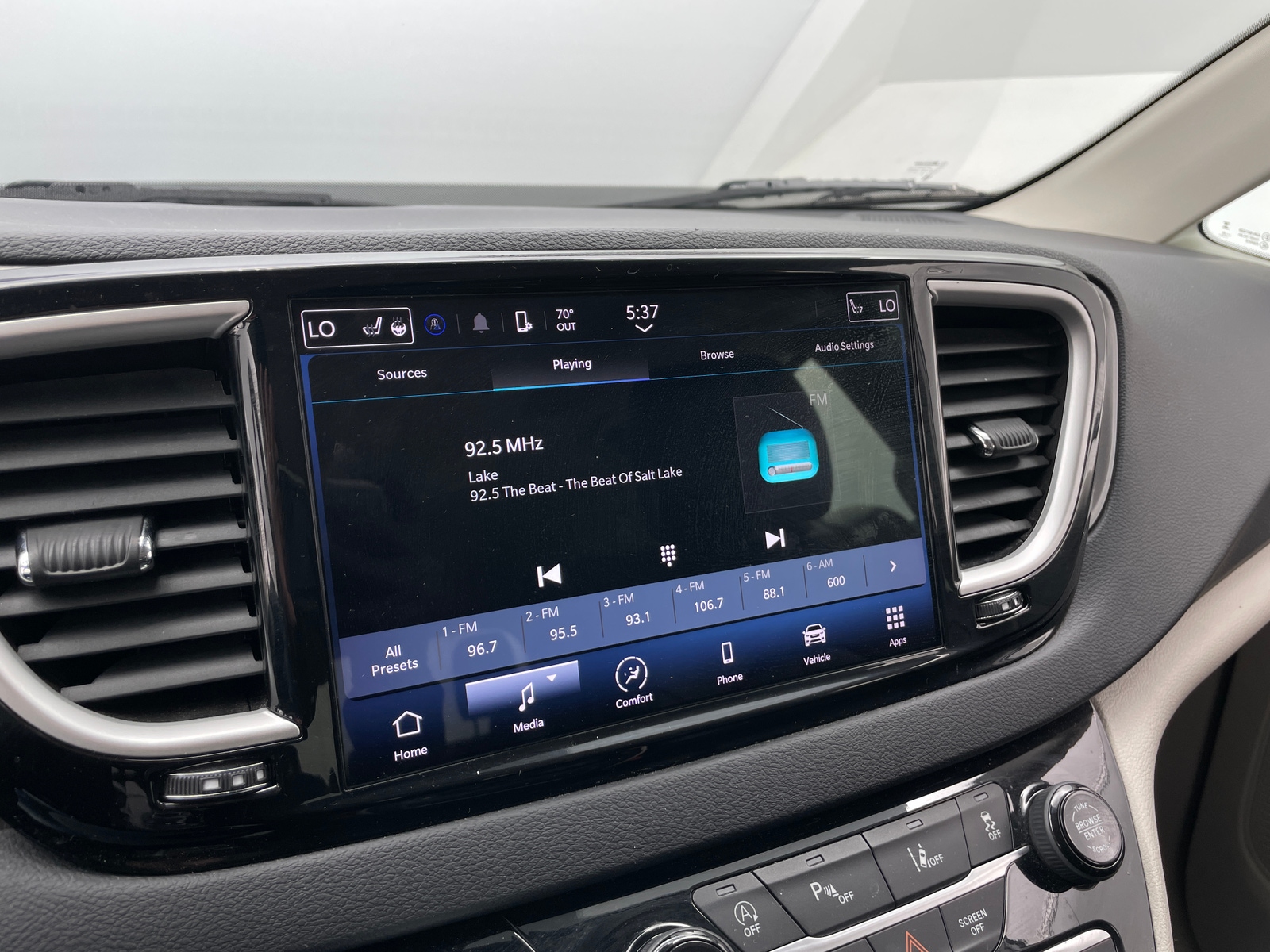 Thumbnail: 2023 Chrysler Pacifica - 3