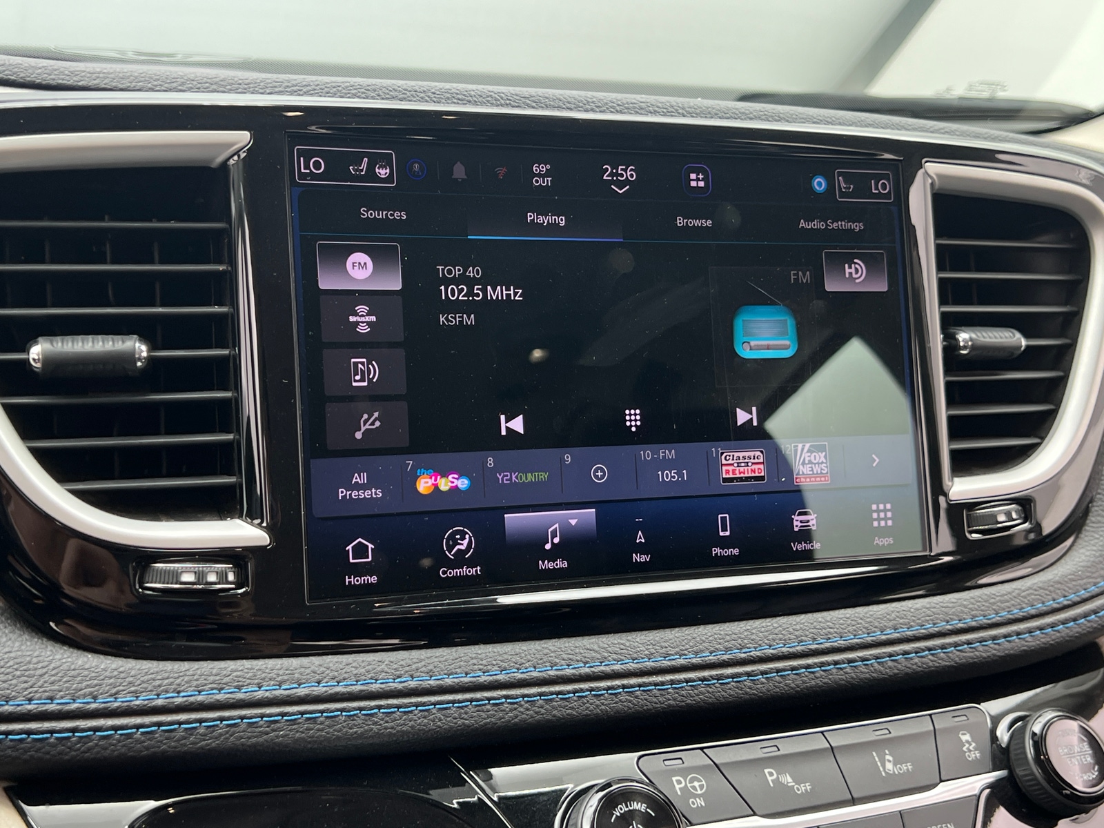 Thumbnail: 2021 Chrysler Pacifica - 3