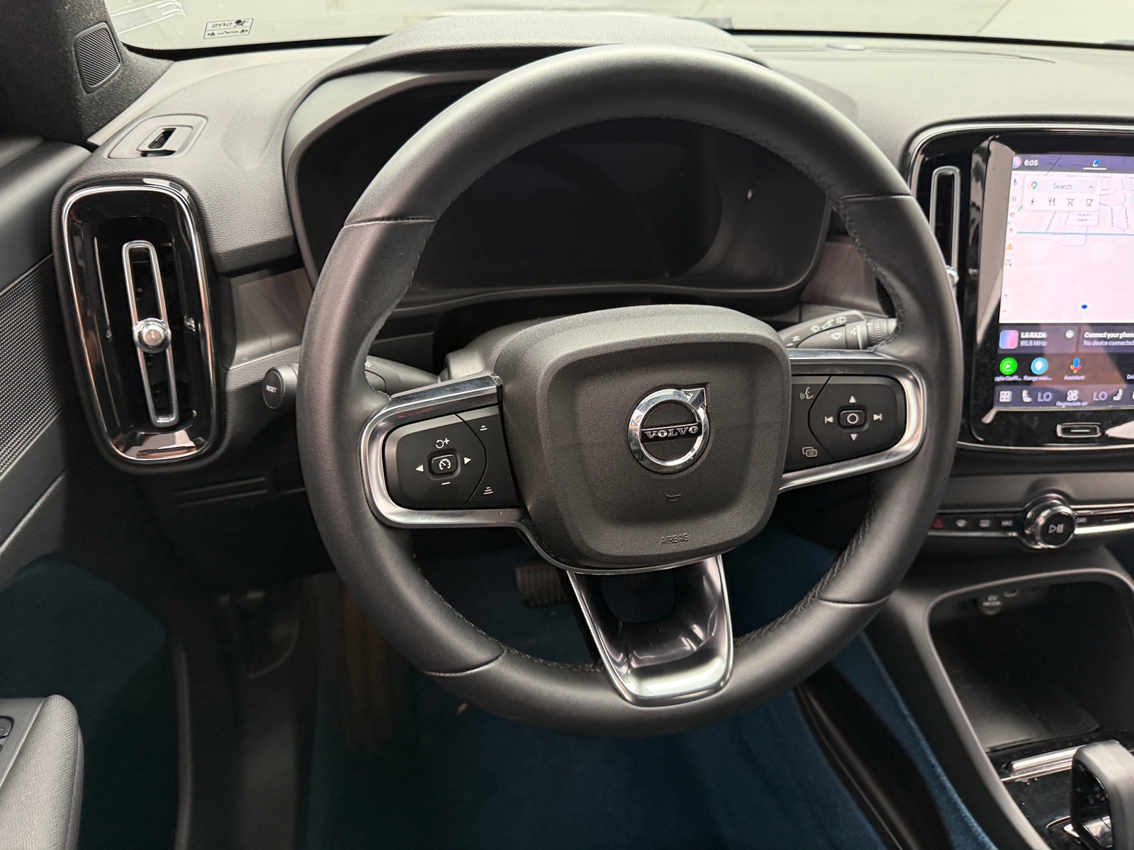 Thumbnail: 2023 Volvo XC40 - 5