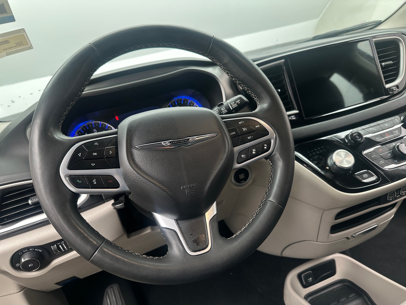 Thumbnail: 2023 Chrysler Pacifica - 4