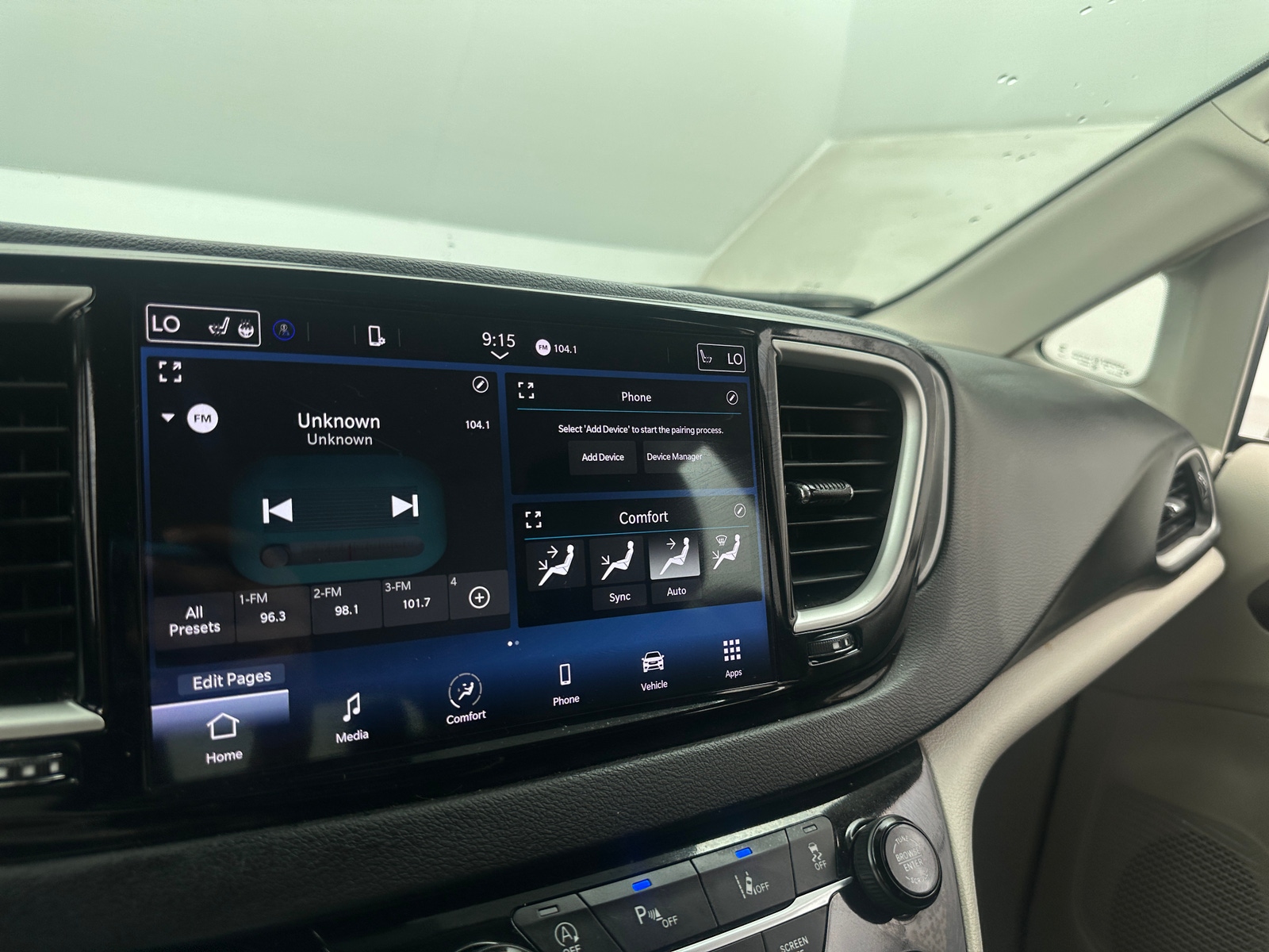 Thumbnail: 2023 Chrysler Pacifica - 3