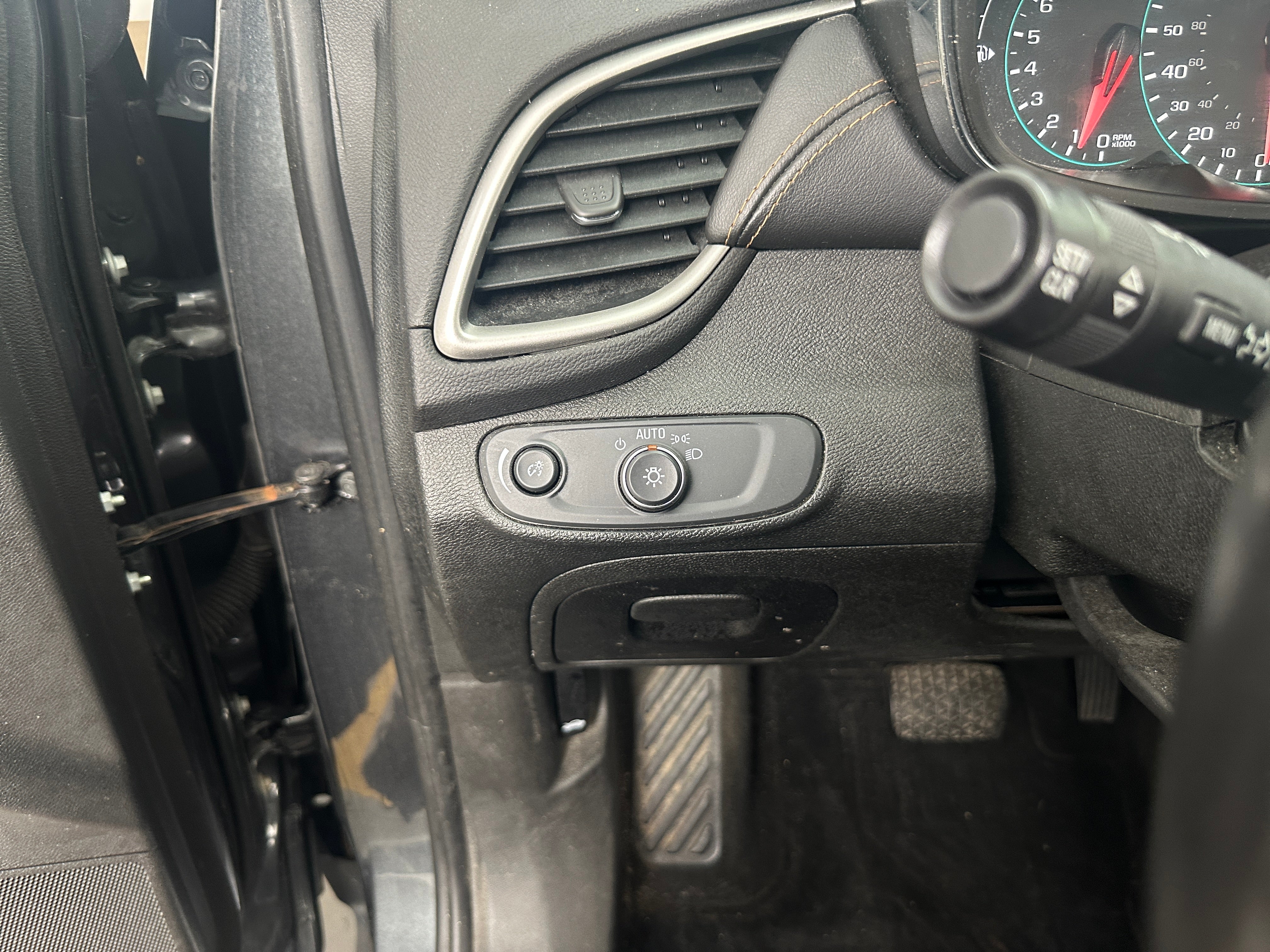 Used 2019 Chevrolet Trax LT with VIN 3GNCJLSB2KL196532 for sale in Eagan, Minnesota
